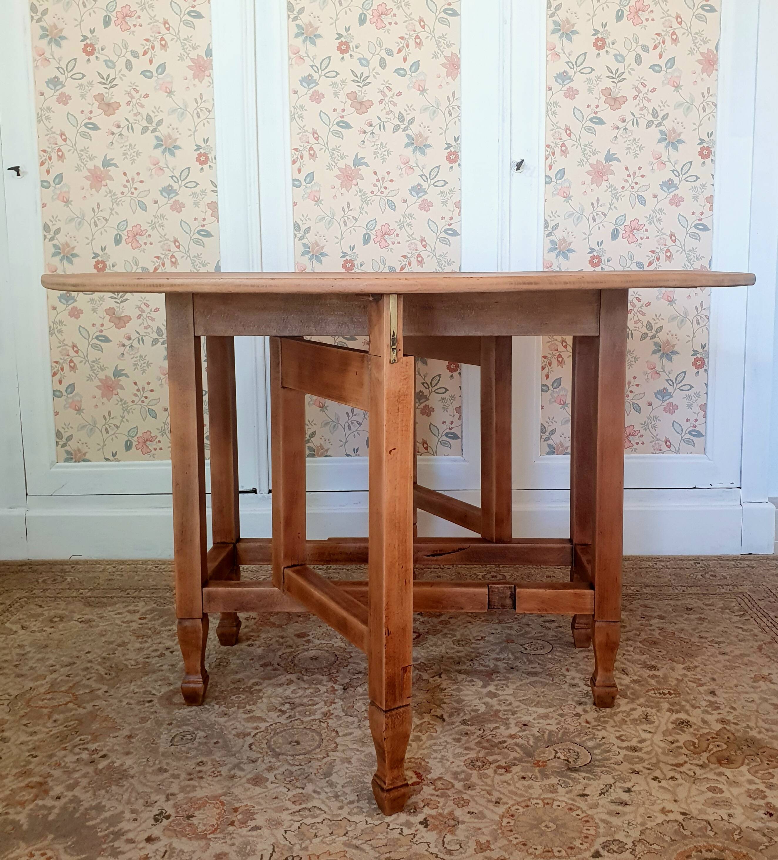 Drop-leaf gateleg table
