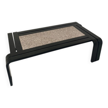 Table basse sculpturale moderne italienne avec plateau en granit et cadre en bois cintré,