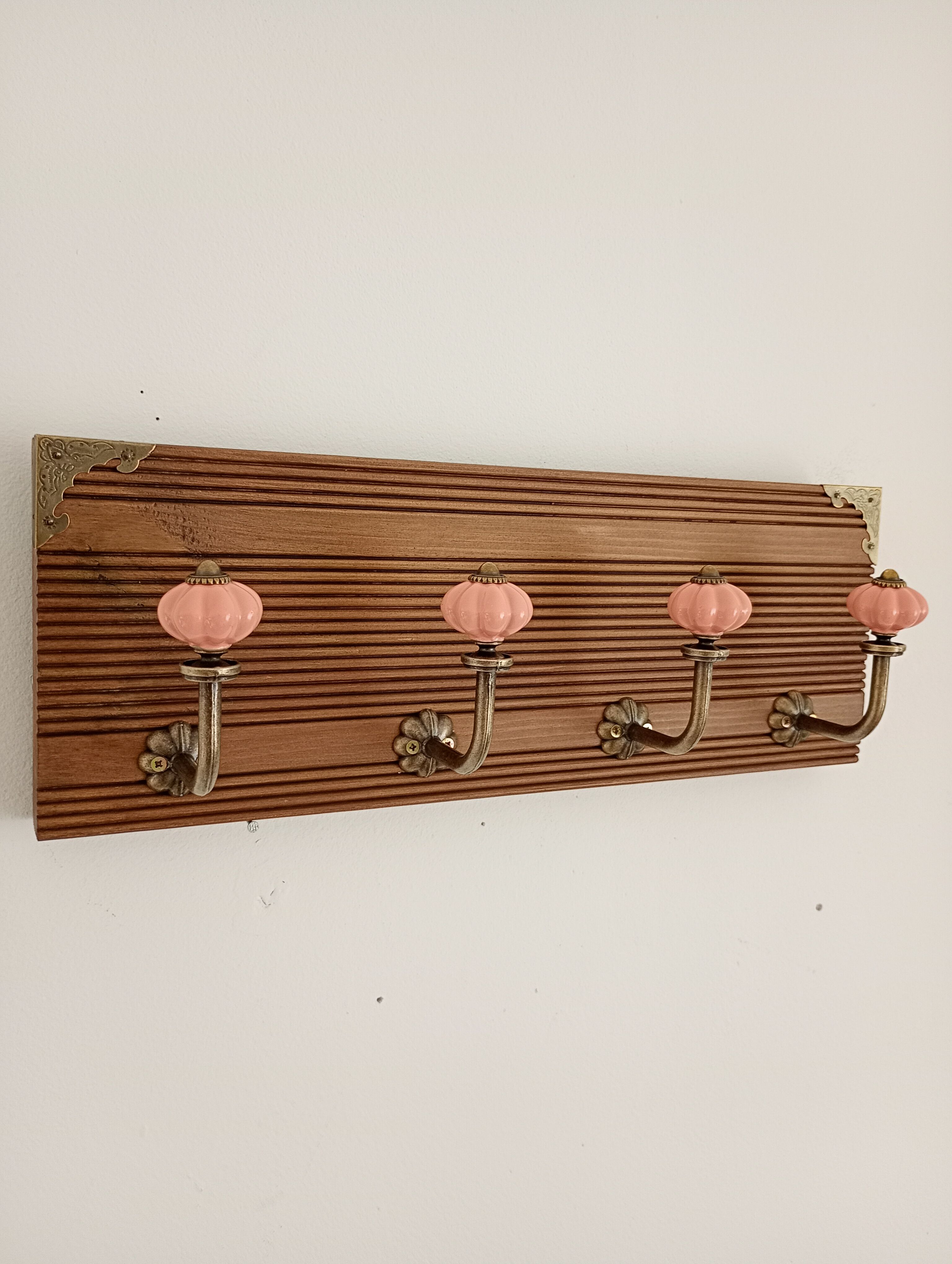 Vintage wall coat rack – 4 powder pink ceramic hooks – 40 cm