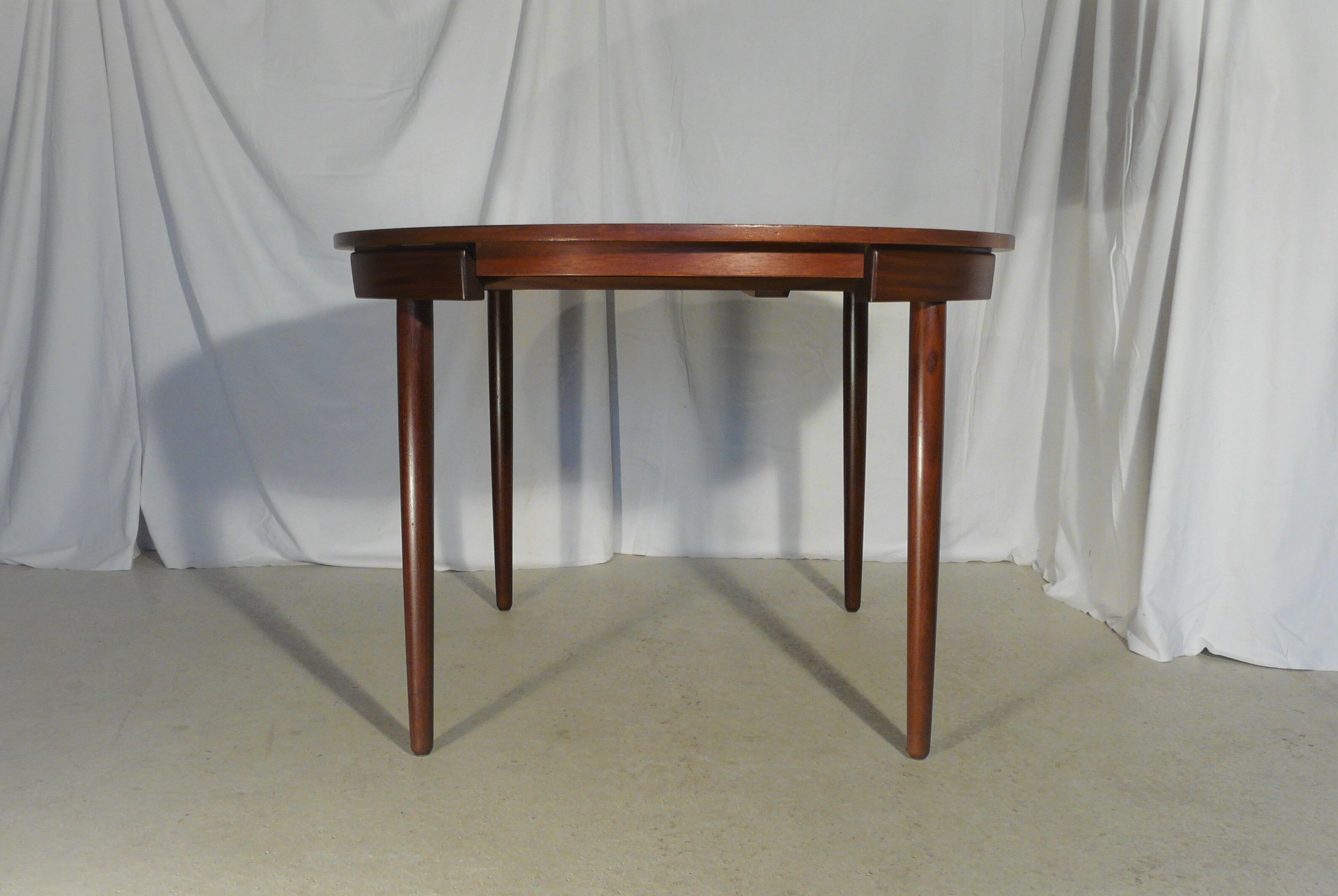Scandinavian extendable round table Hans Olsen
