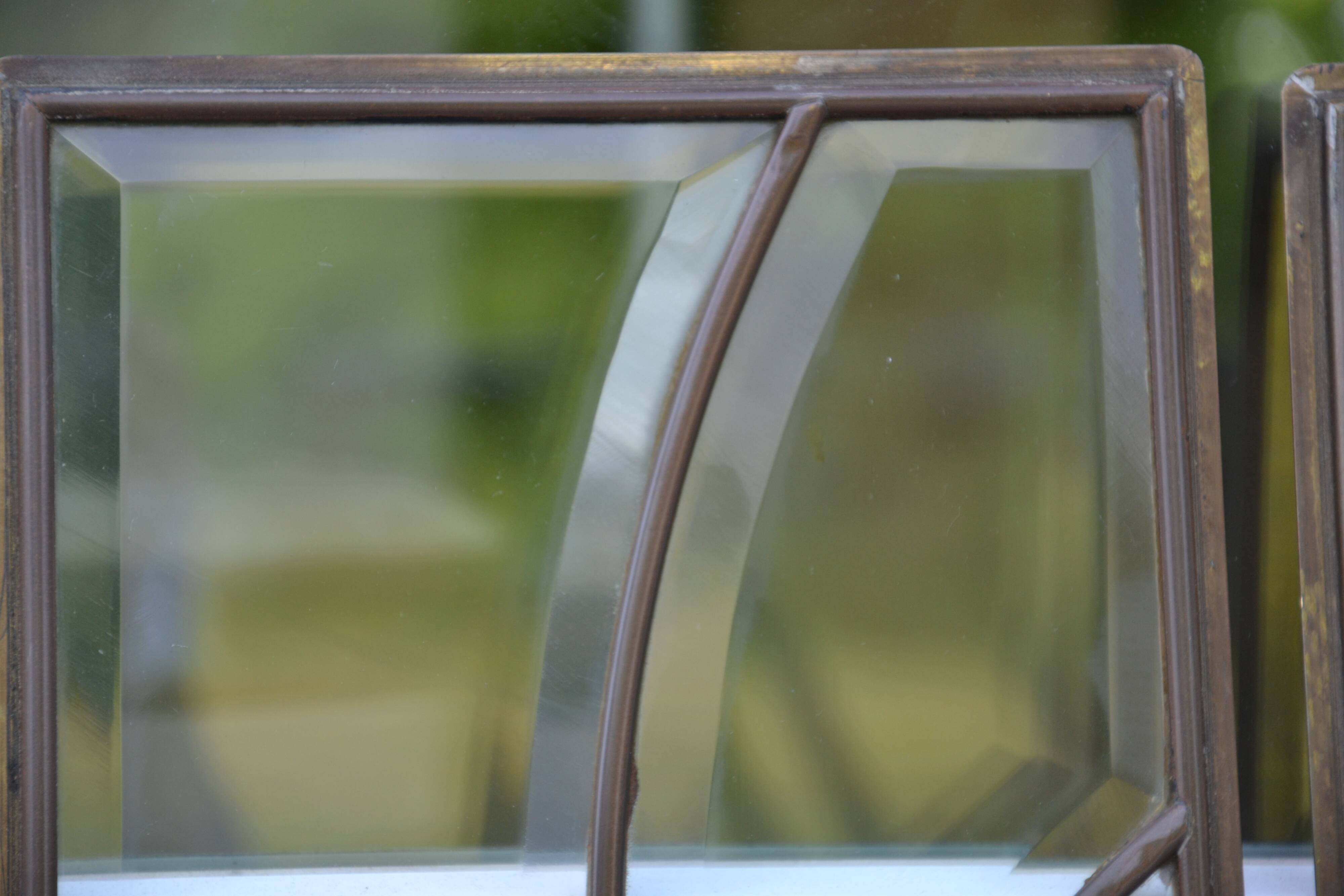 Deux vitraux en verre biseauté et laiton