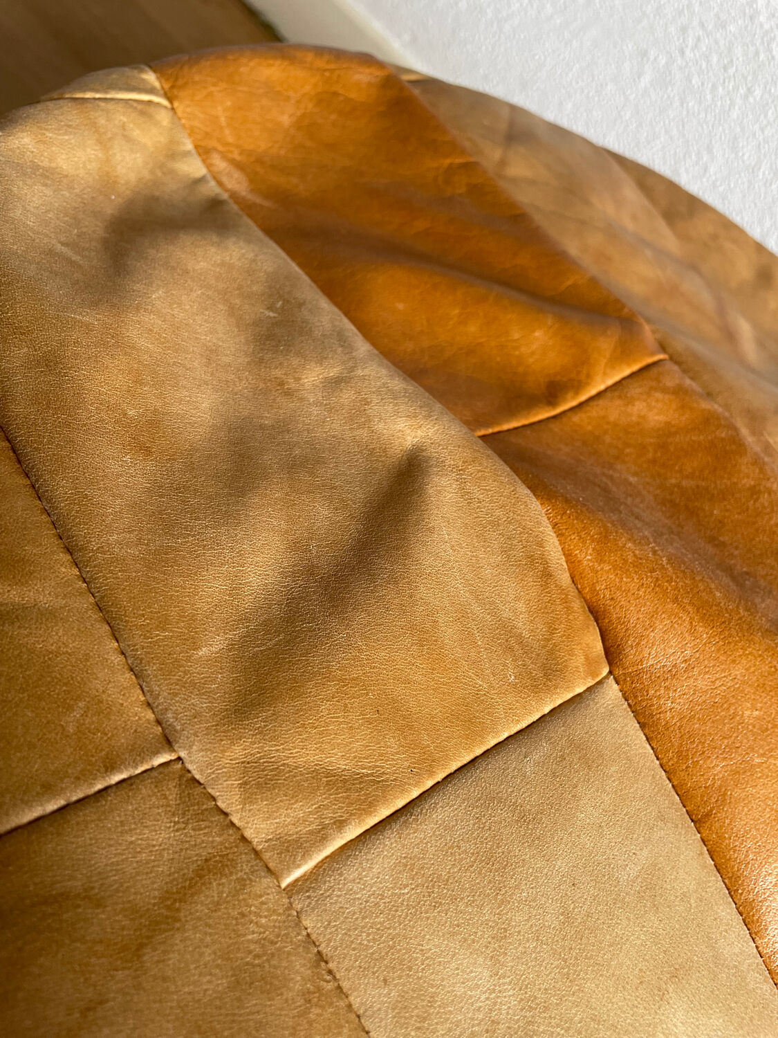 Set of 2 patchwork leather poufs brown camel De Sède