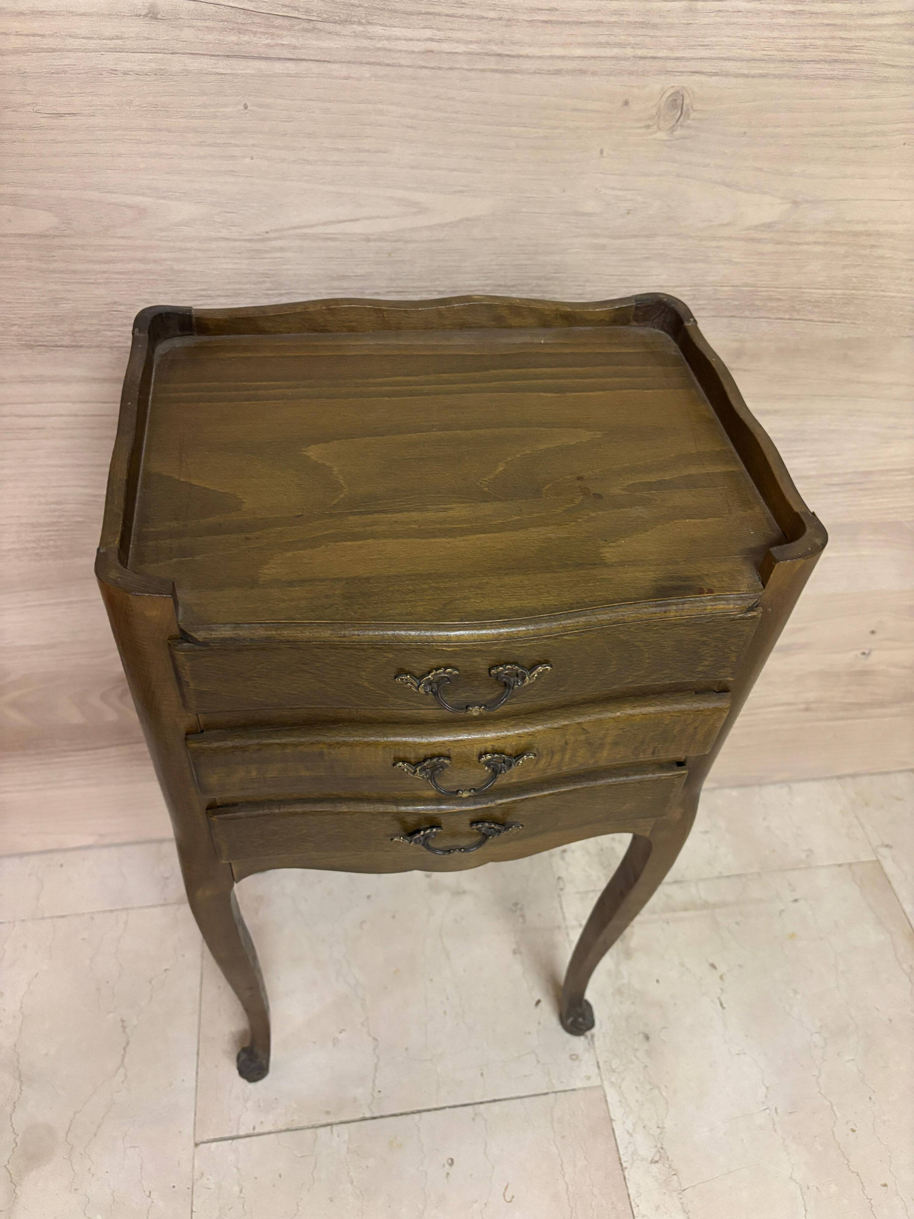 Table de chevet classique Louis XV