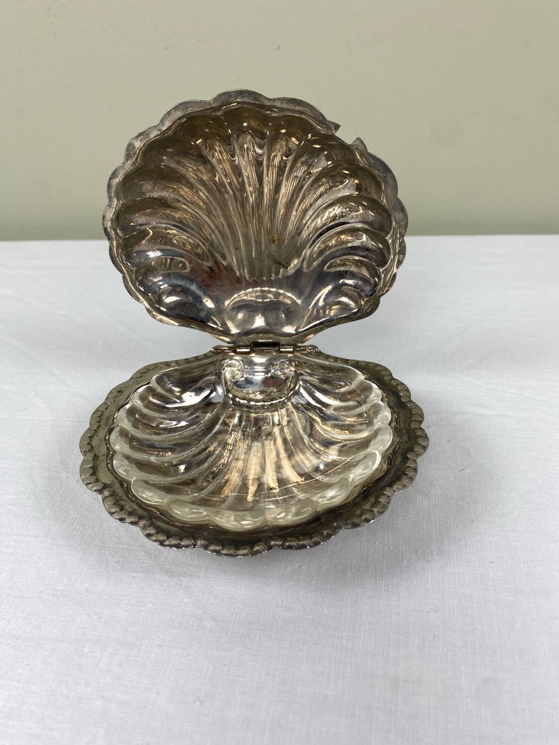 Scallop butter dish