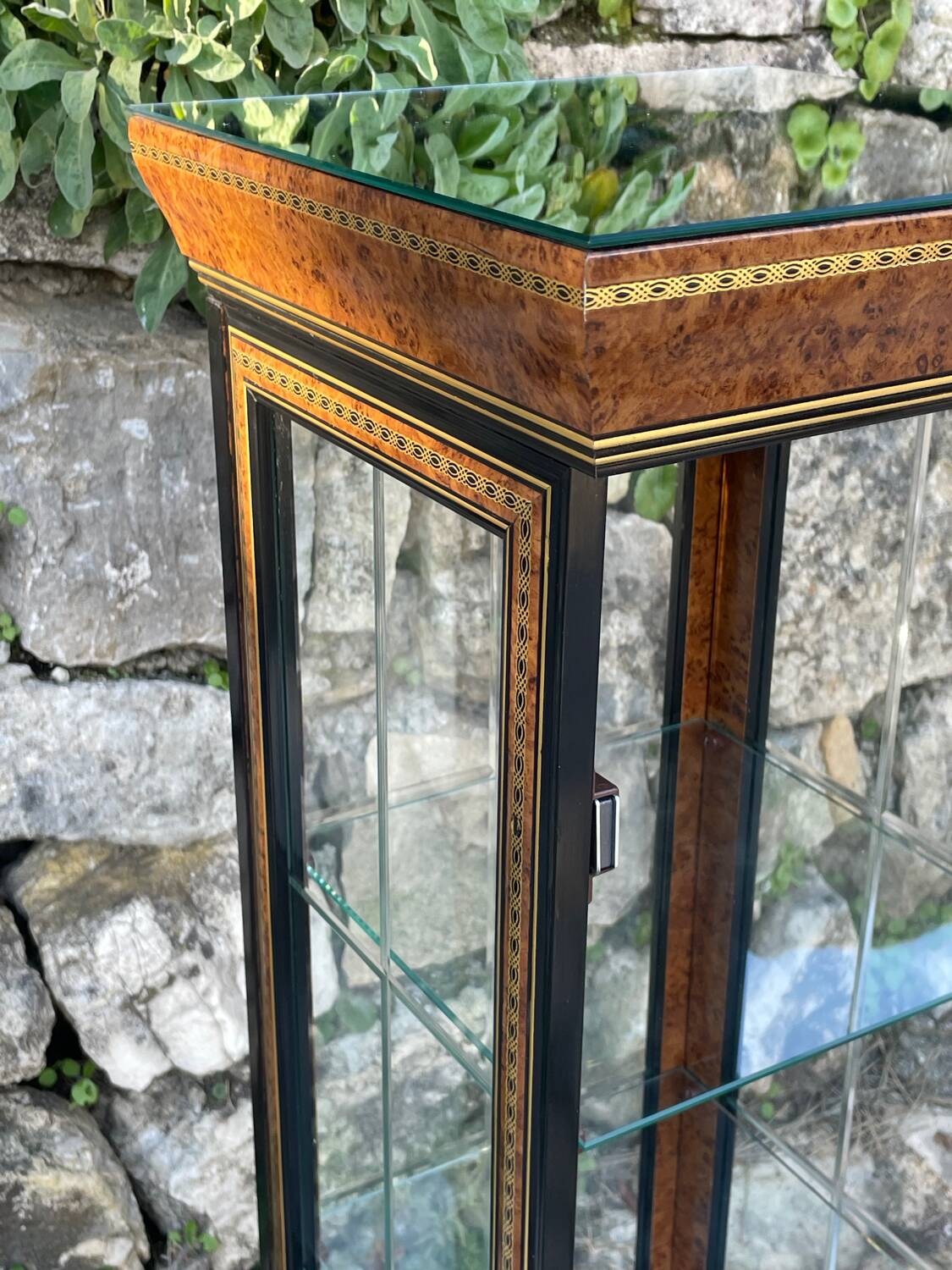Pair of display cases in magnifying glass and black & gold lacquer, 20th century period