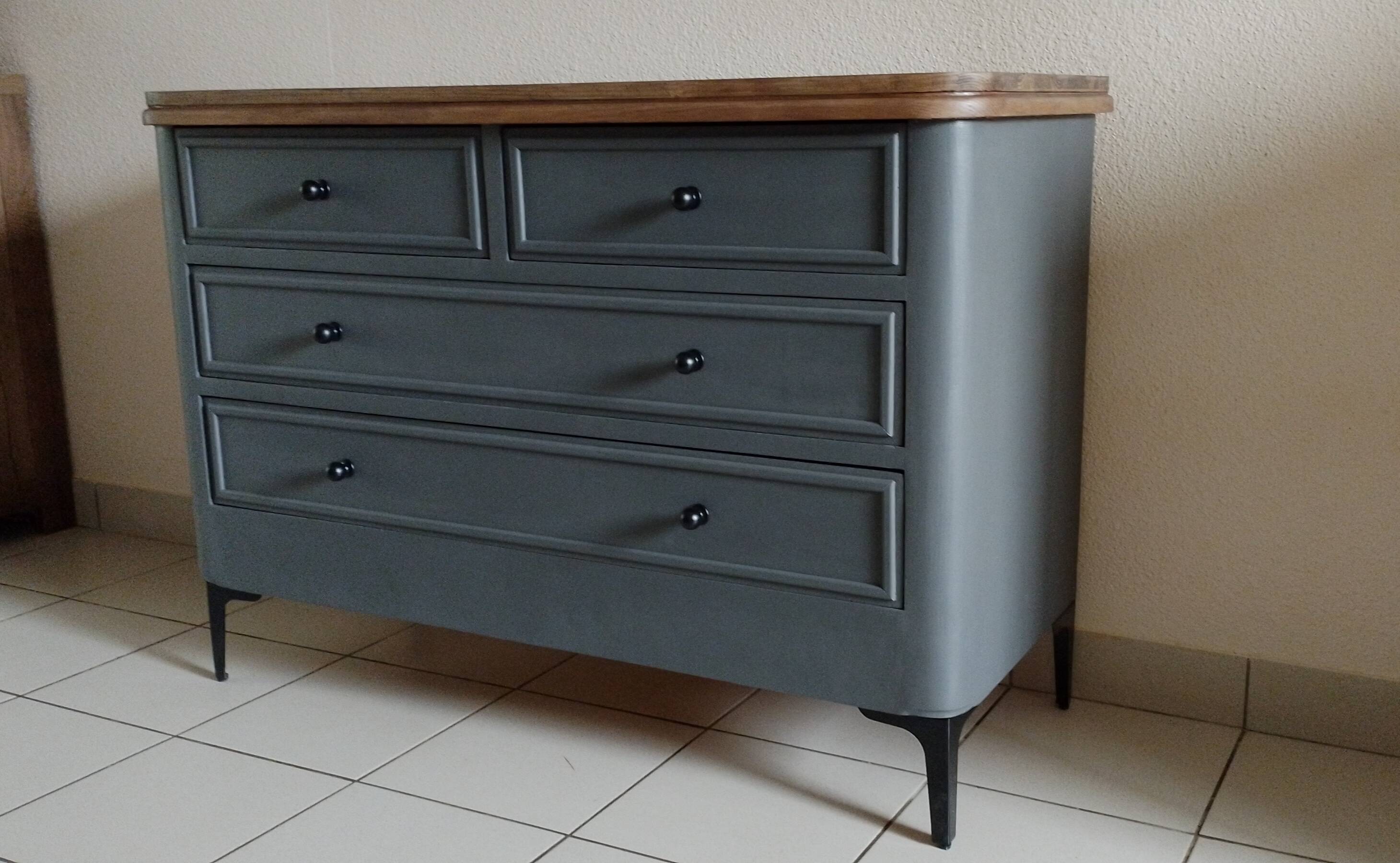 Chest of drawers with large drawers