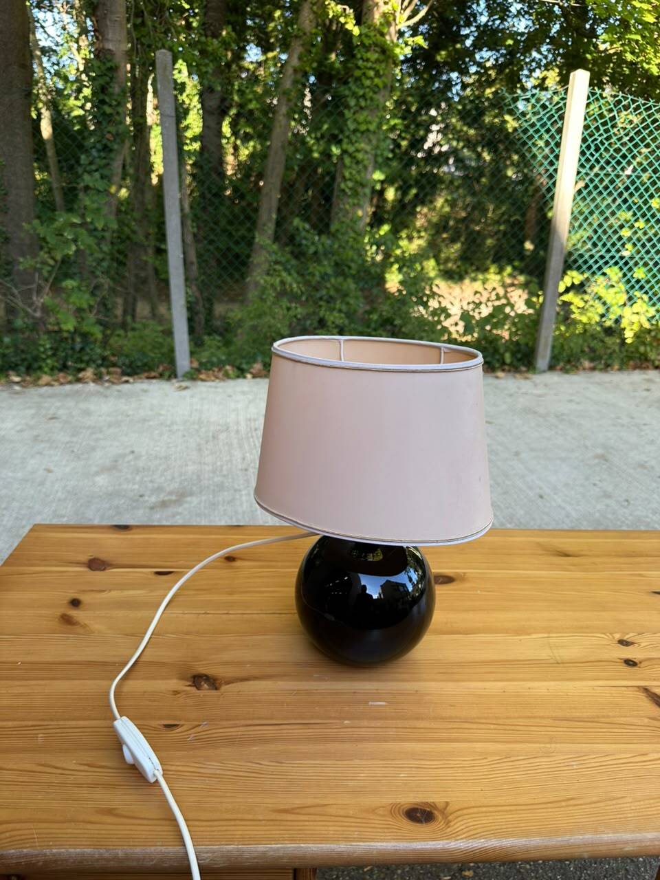 Vintage 80s table lamp with a black ceramic base and beige shade.