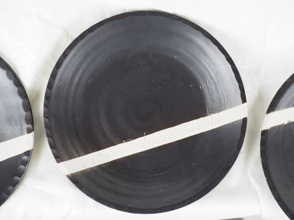 Set de 4 assiettes noires et blanches en grès - fabienne jouvin - années 90