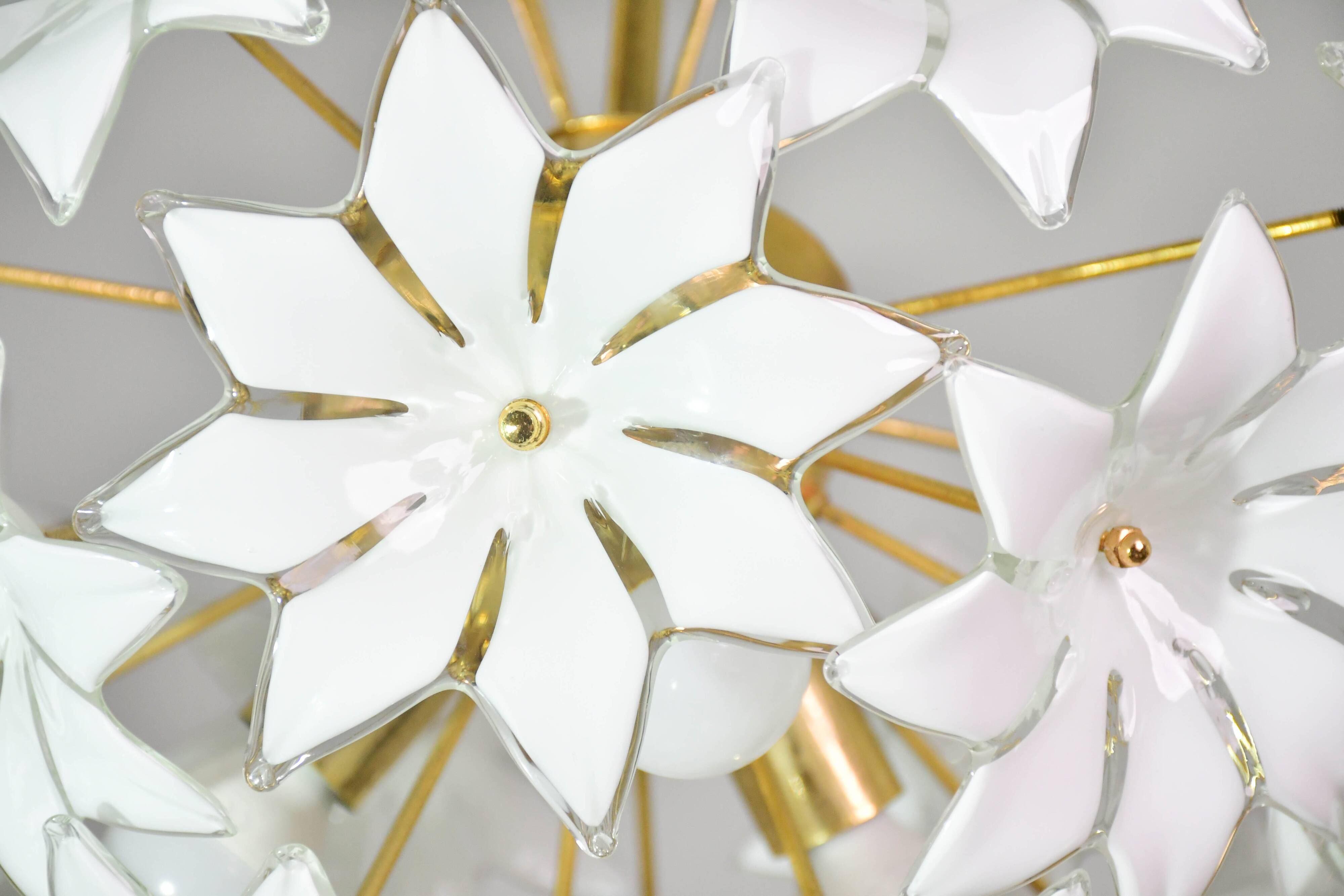 Charmant luminaire en verre de Murano Spoutnik fleurs blanches, années 1970