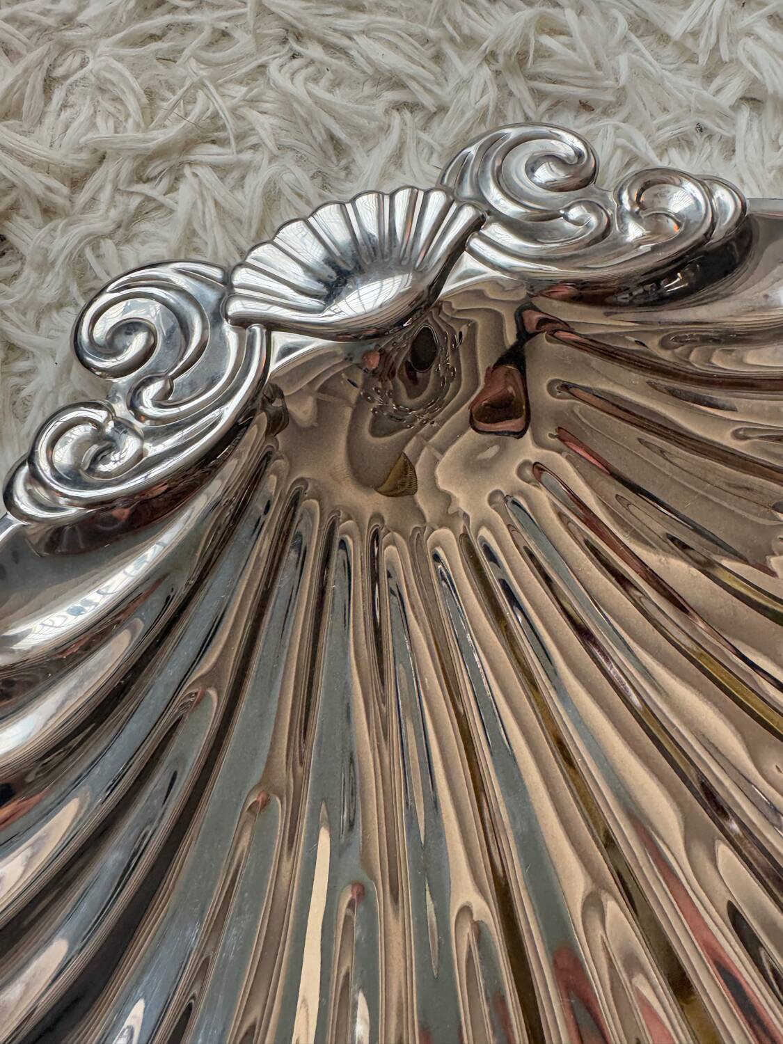 Large seashell-shaped trinket tray