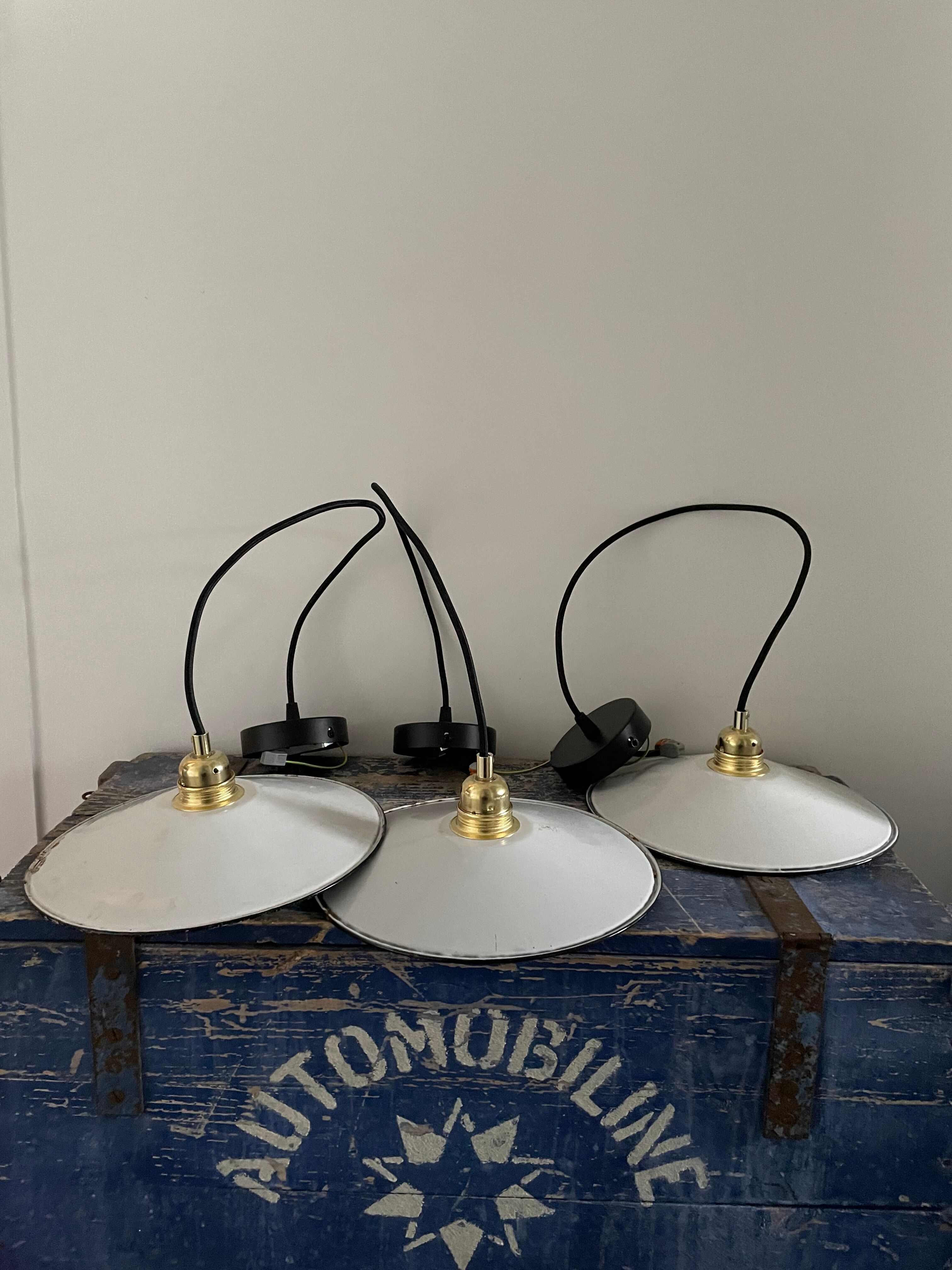 Set of three new electrified white enamelled sheet suspensions