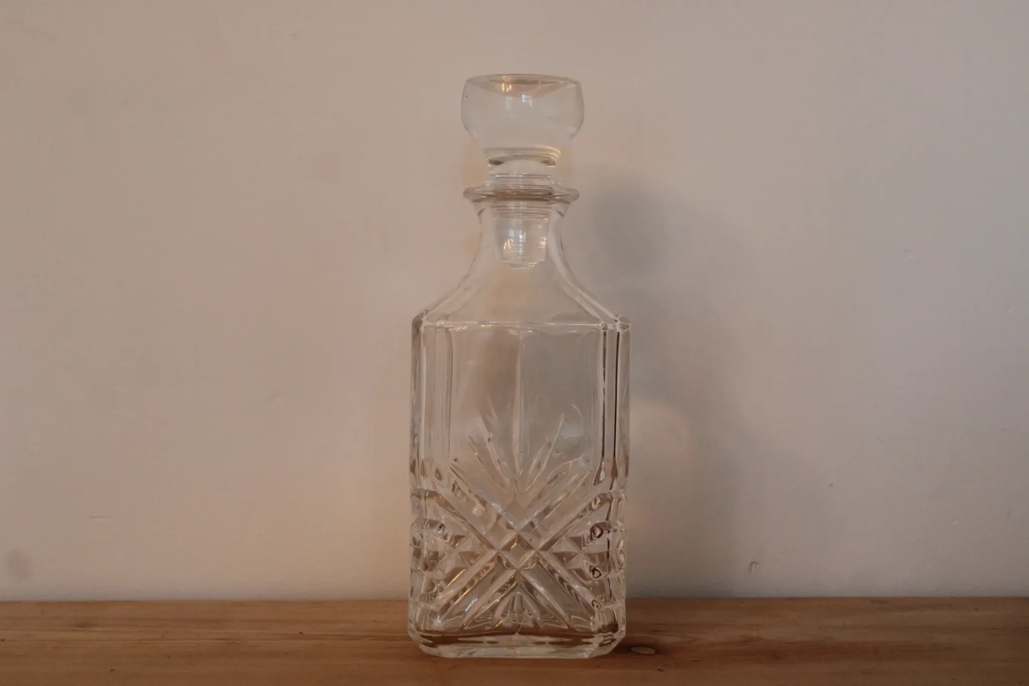 Vintage whisky carafe by Cristal d’Arques with geometric design and stopper – H 26 cm