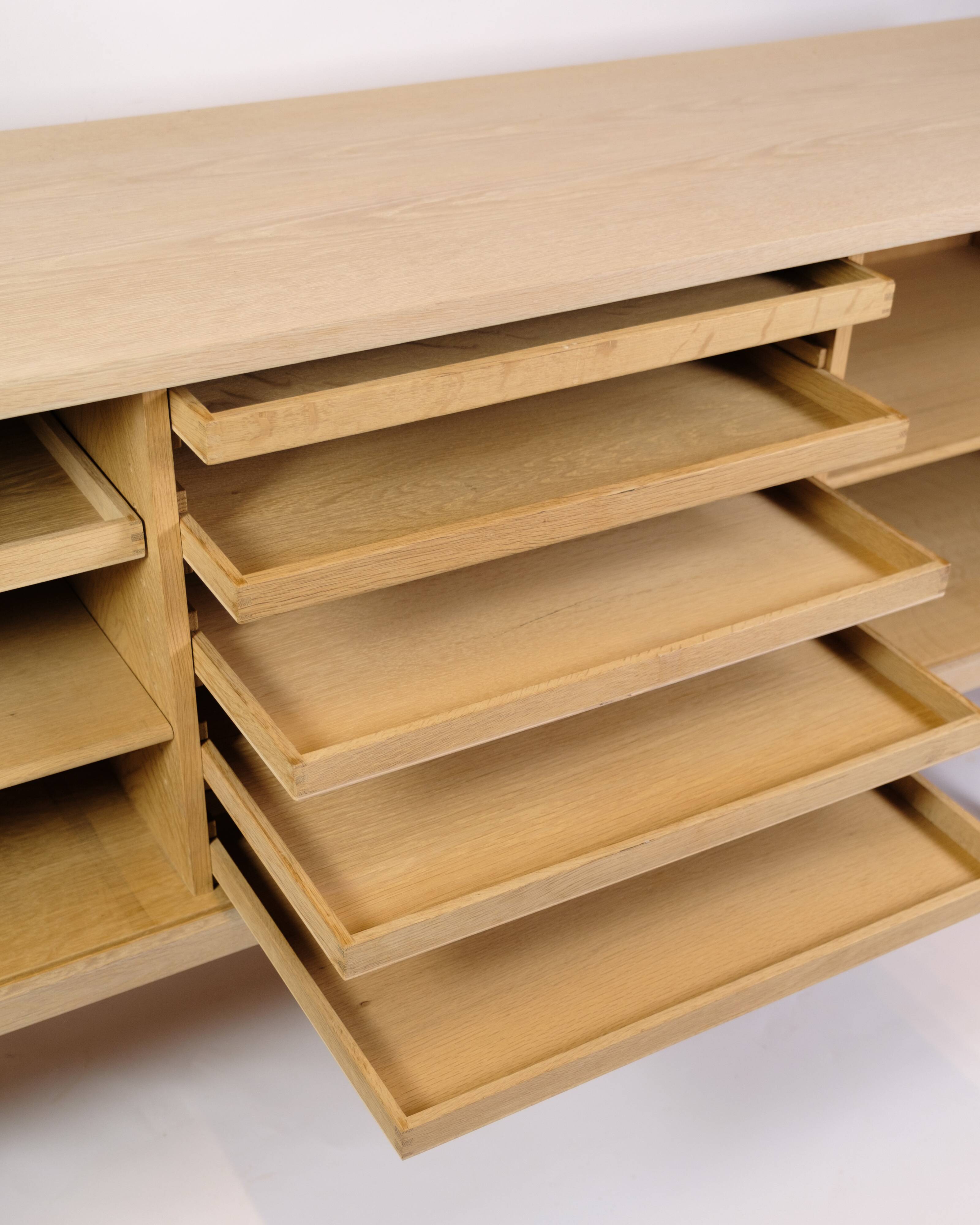 Buffet modèle RY-25 fabriqué en chêne par Hans J. Wegner pour RY Furniture des années 1960