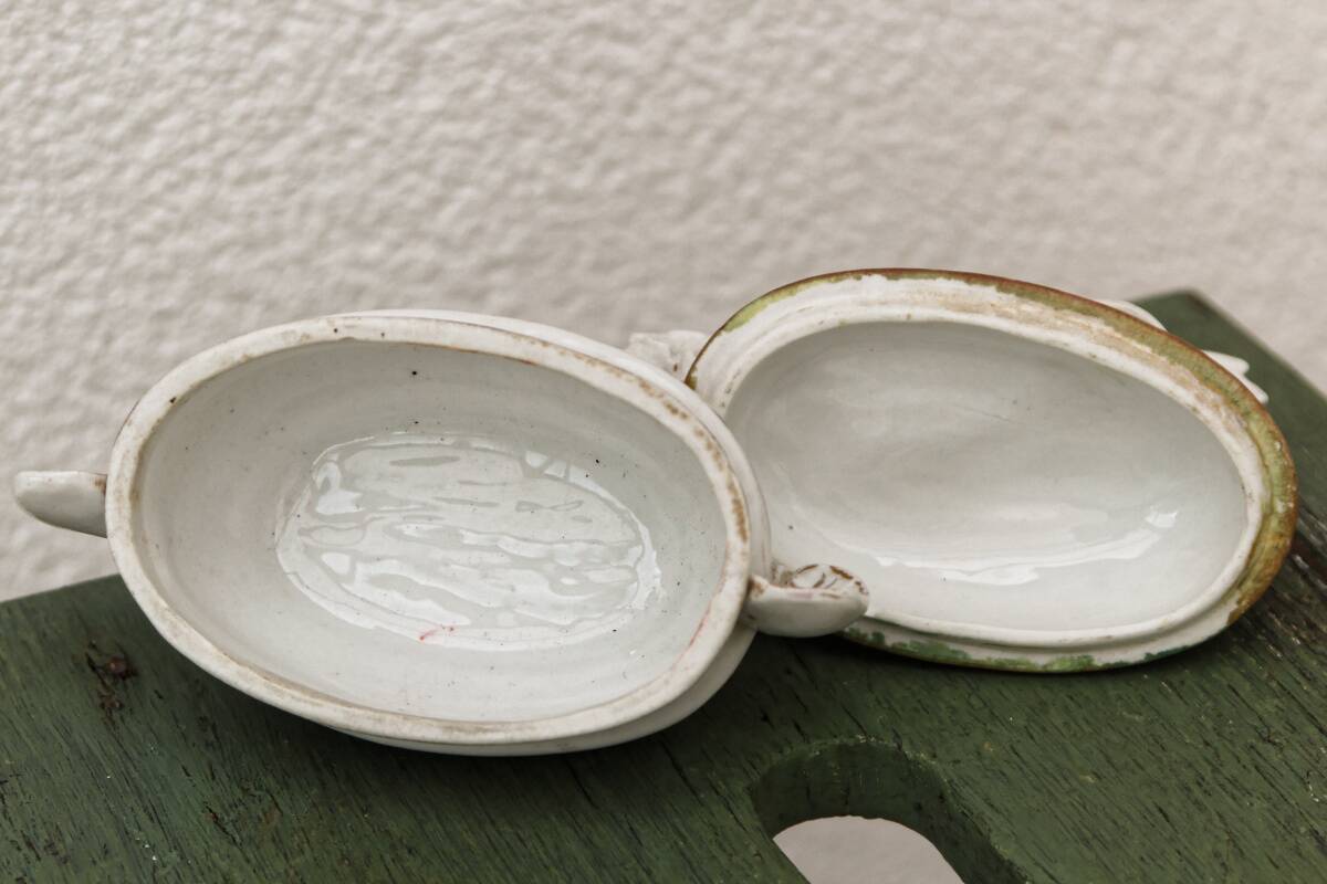 Bonbonnière en porcelaine, combat de coqs