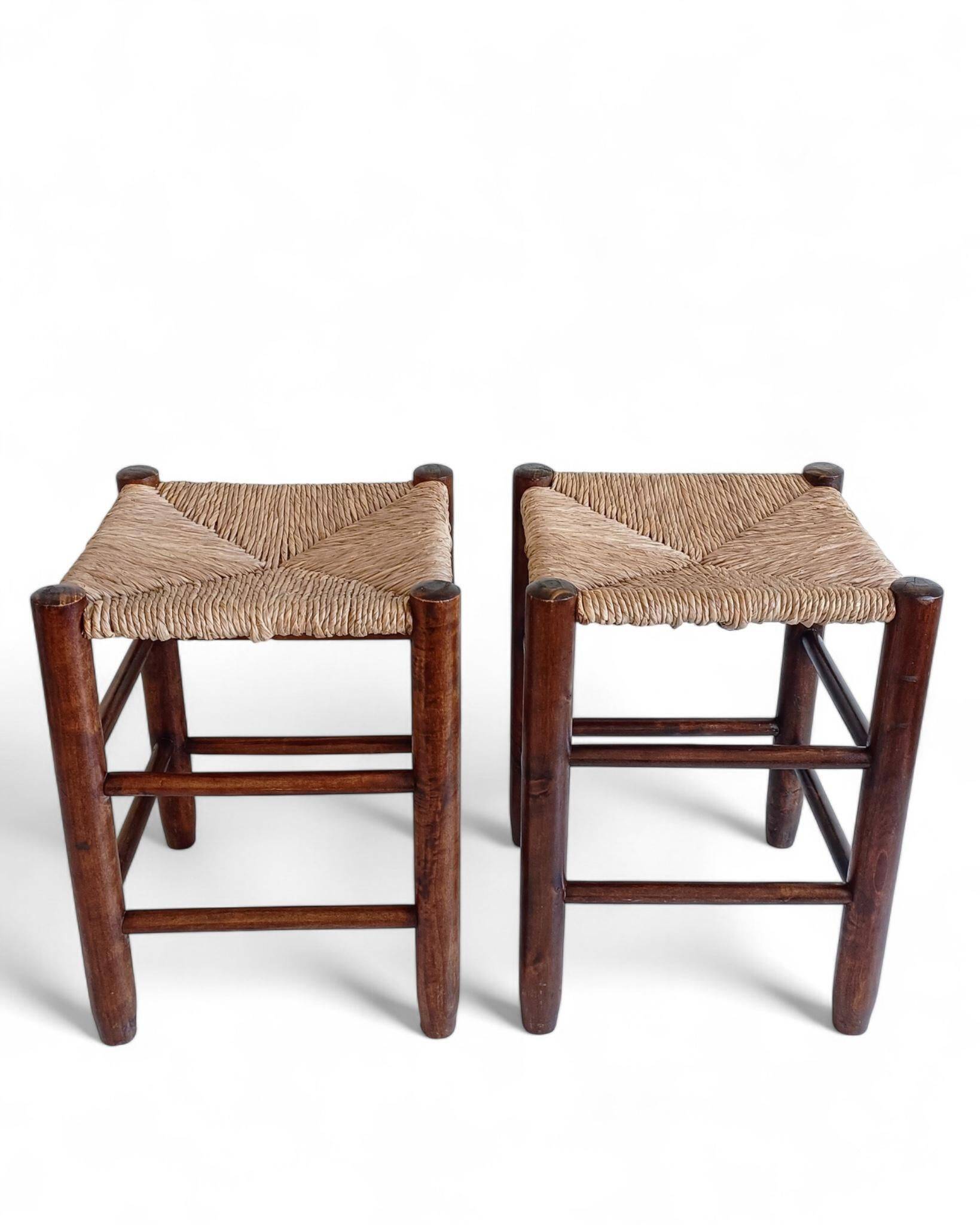 Style Charlotte Perriand, paire de tabourets en bois rustique et paille, France, vers 1950.