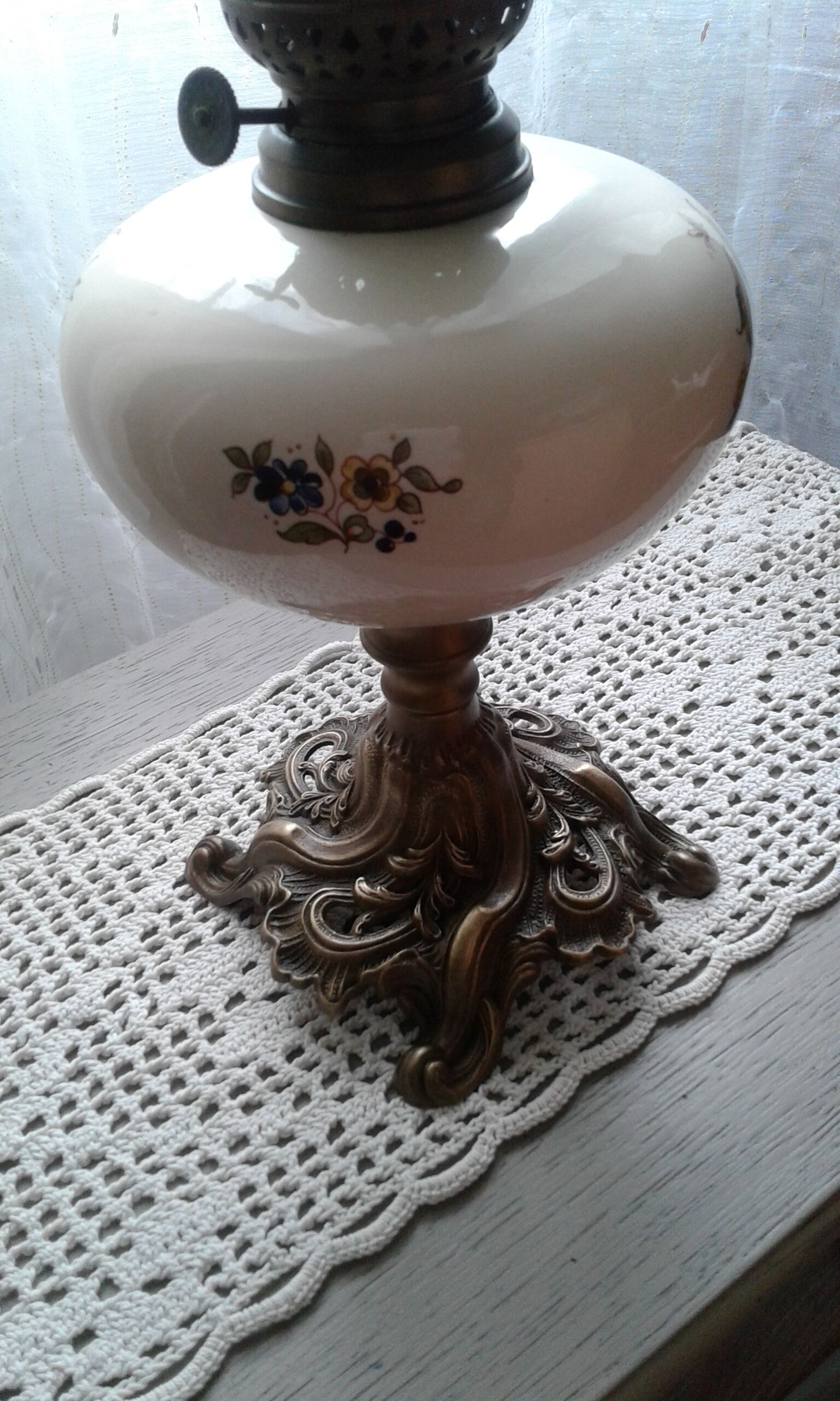 Oil lamp decor moustiers