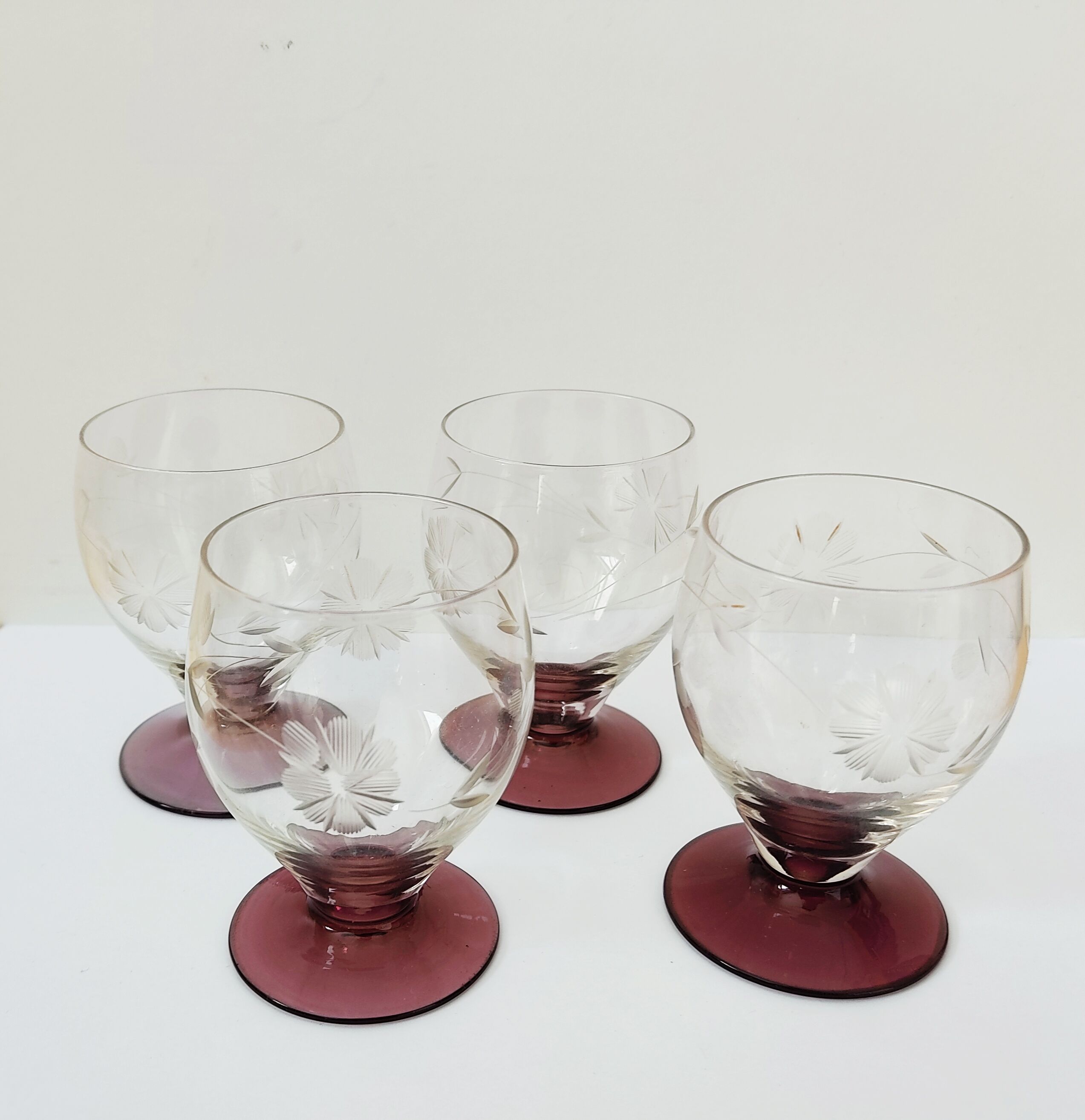 Set of 4 glasses engraved with plum foot