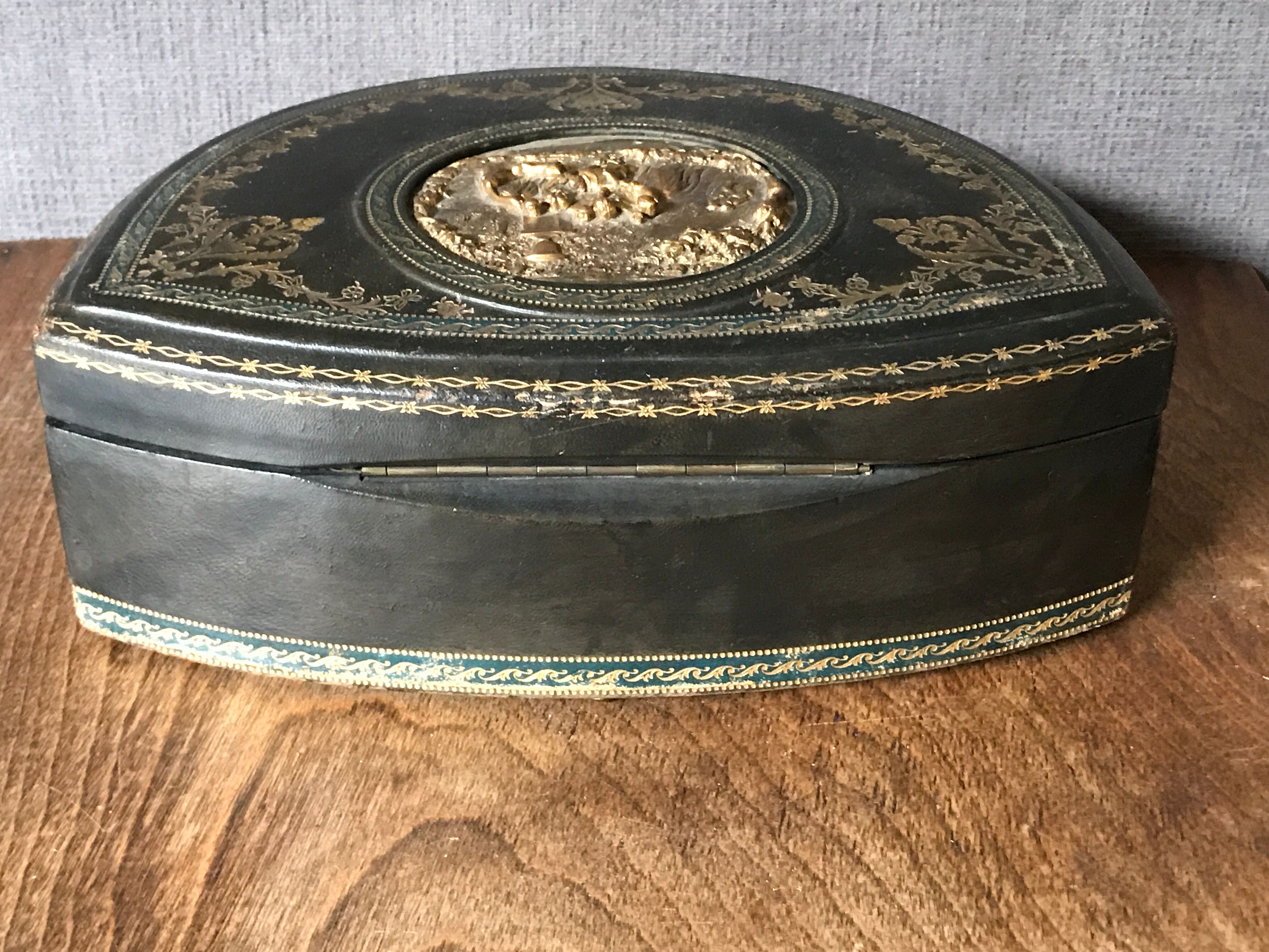 Old large leather jewelry box with a central medallion, XIX century, Napoleon III