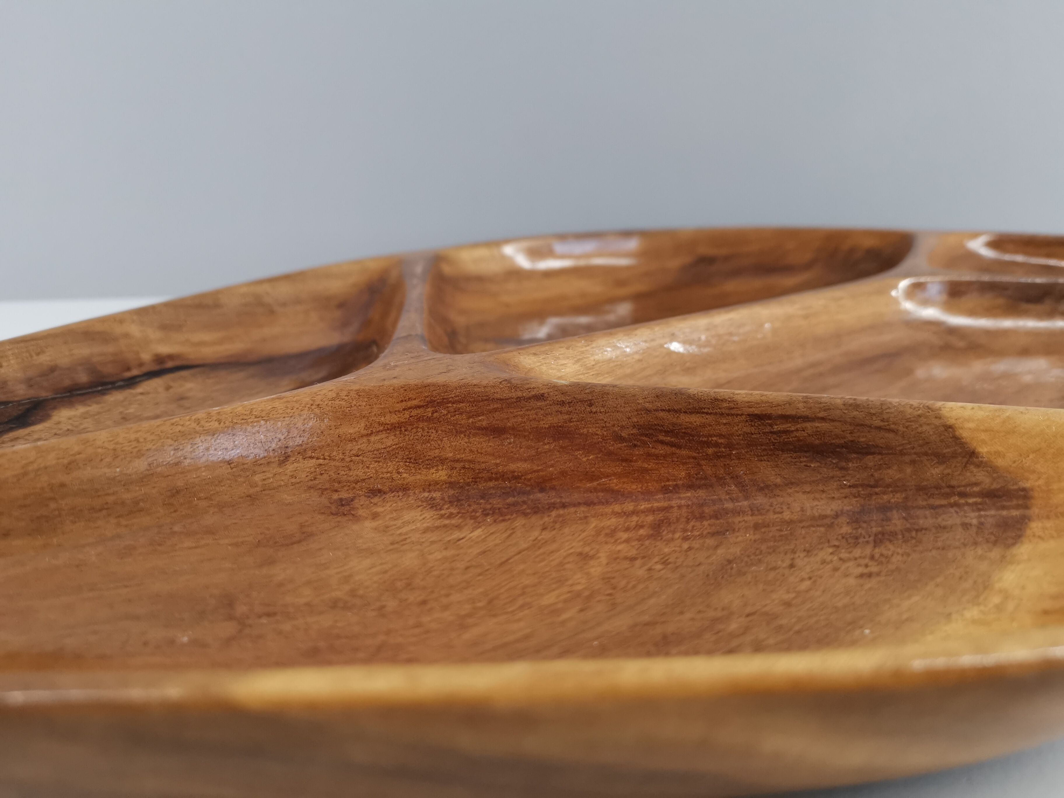 Serving tray or aperitif in carved wood varnish 70
