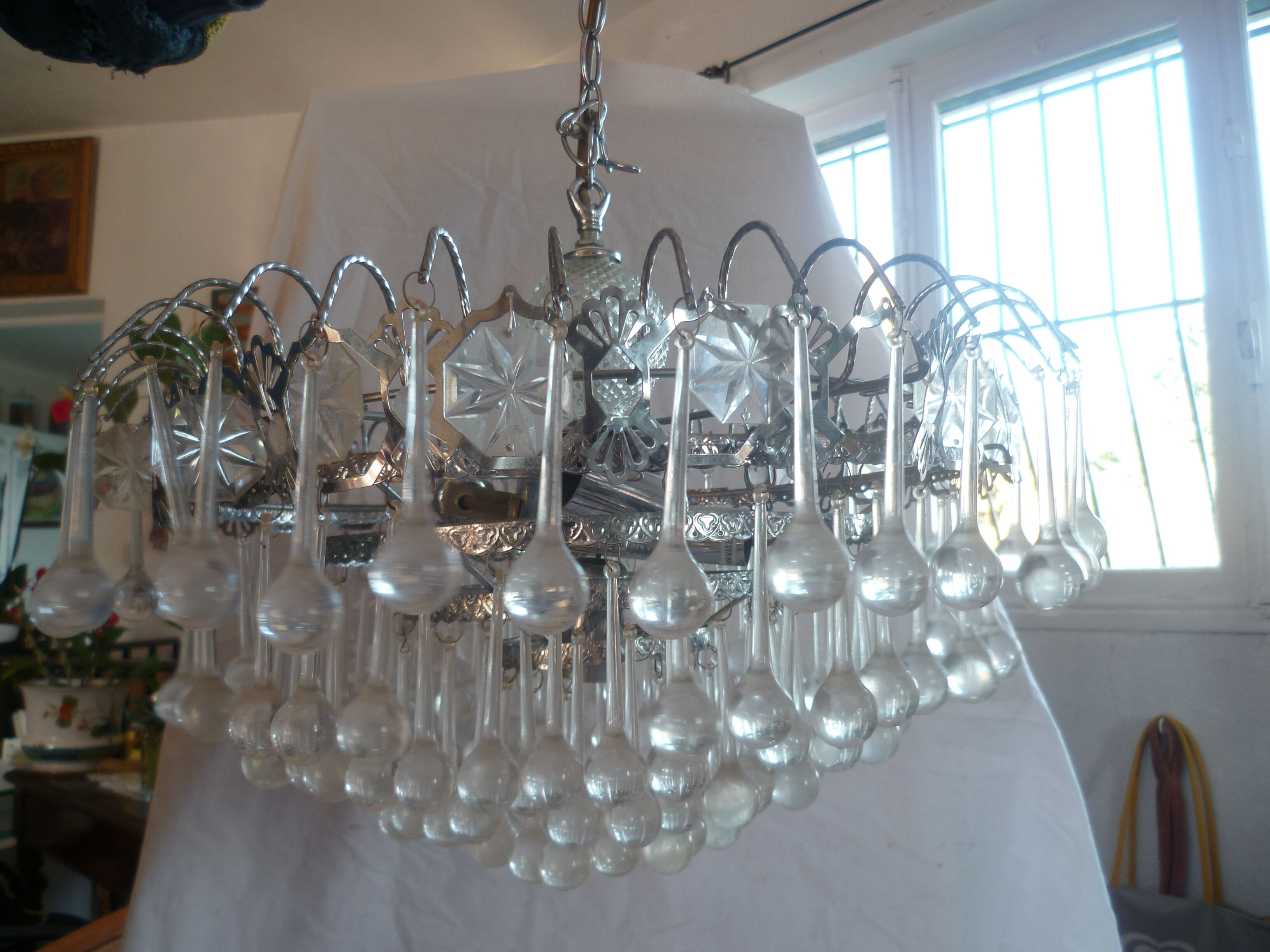 Round 3-light chandelier