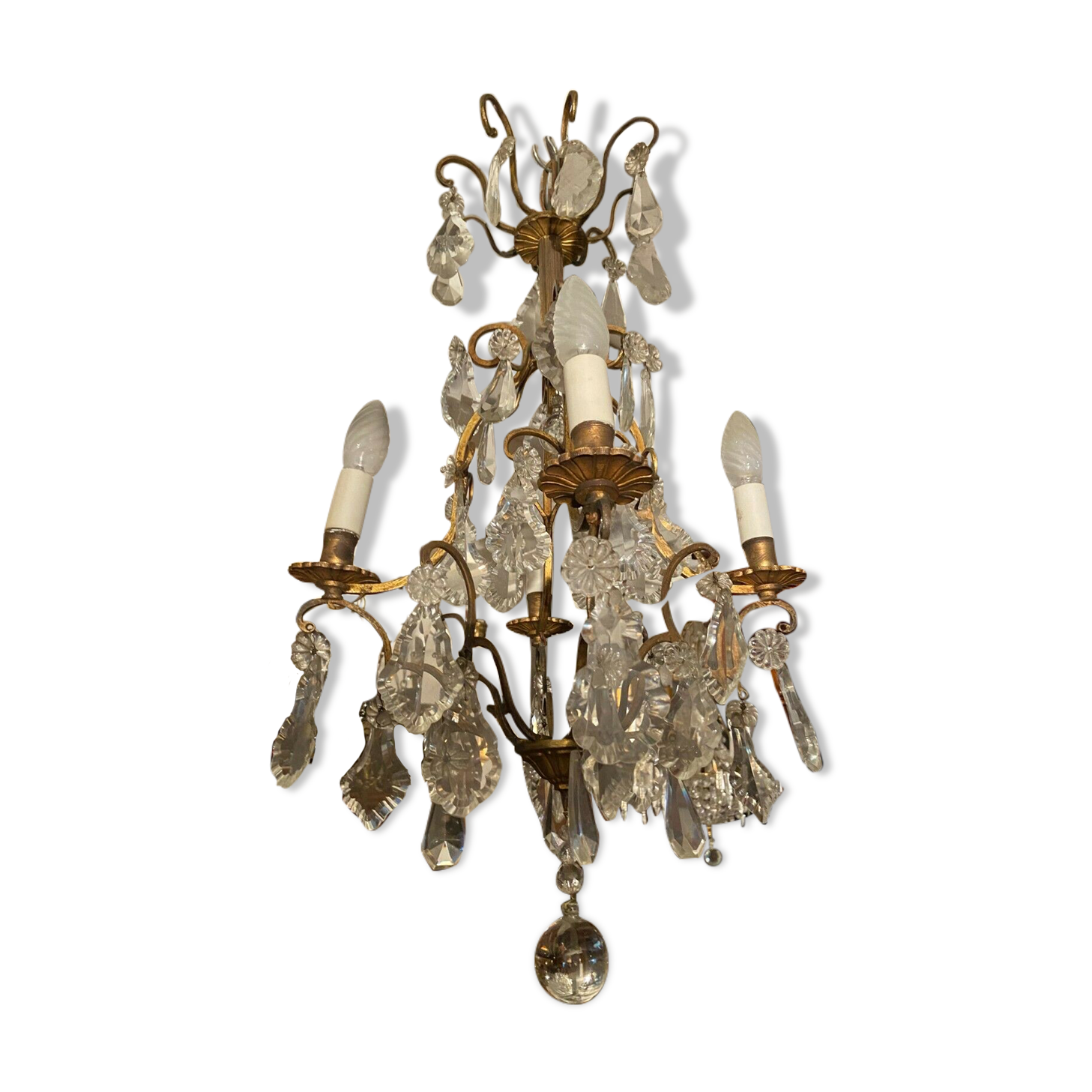 Lustre cage à pampilles de cristal sur monture en bronze style louis XV