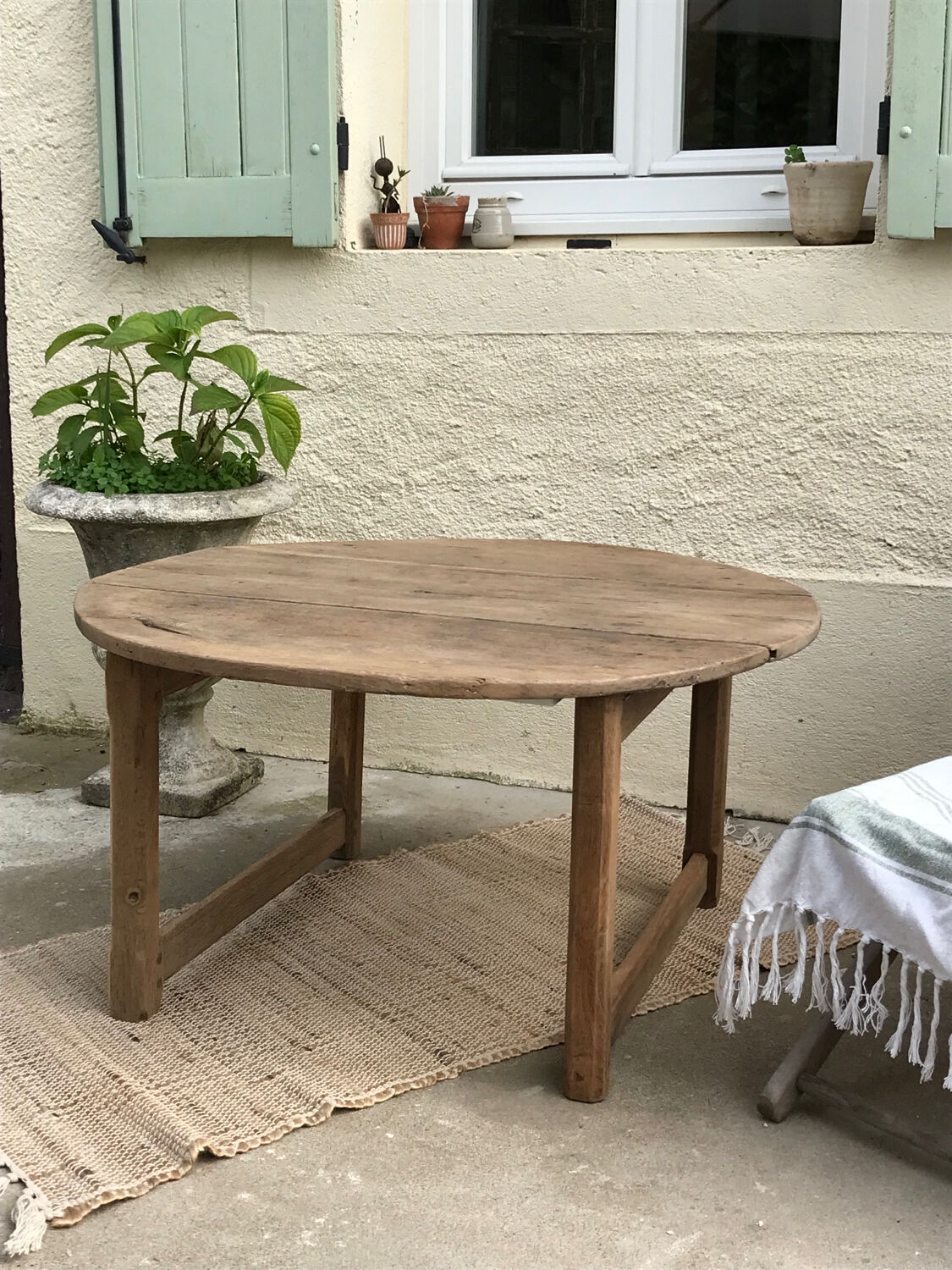 Round coffee table