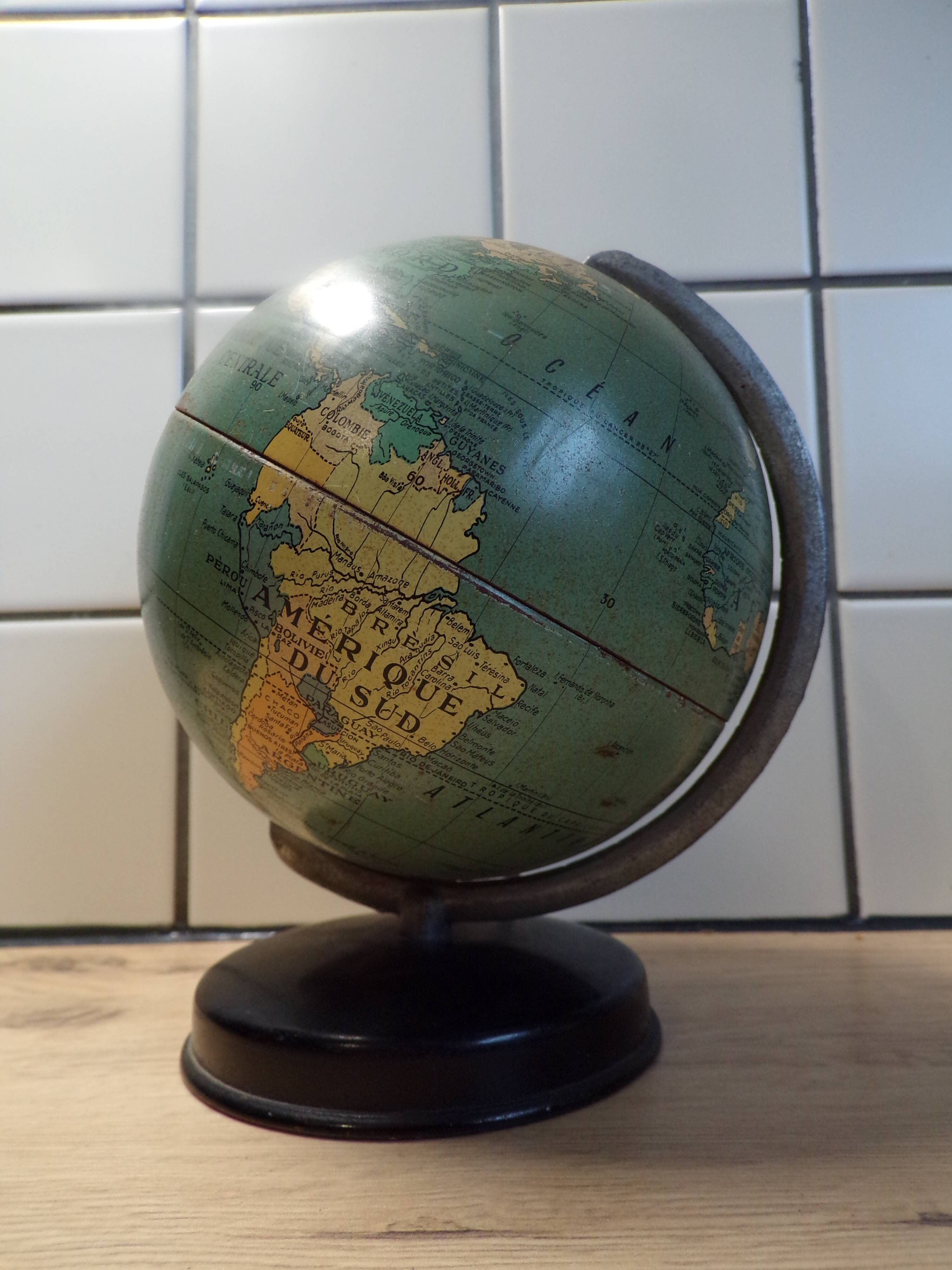 Taride terrestrial globe 1950 in lithographed sheet metal