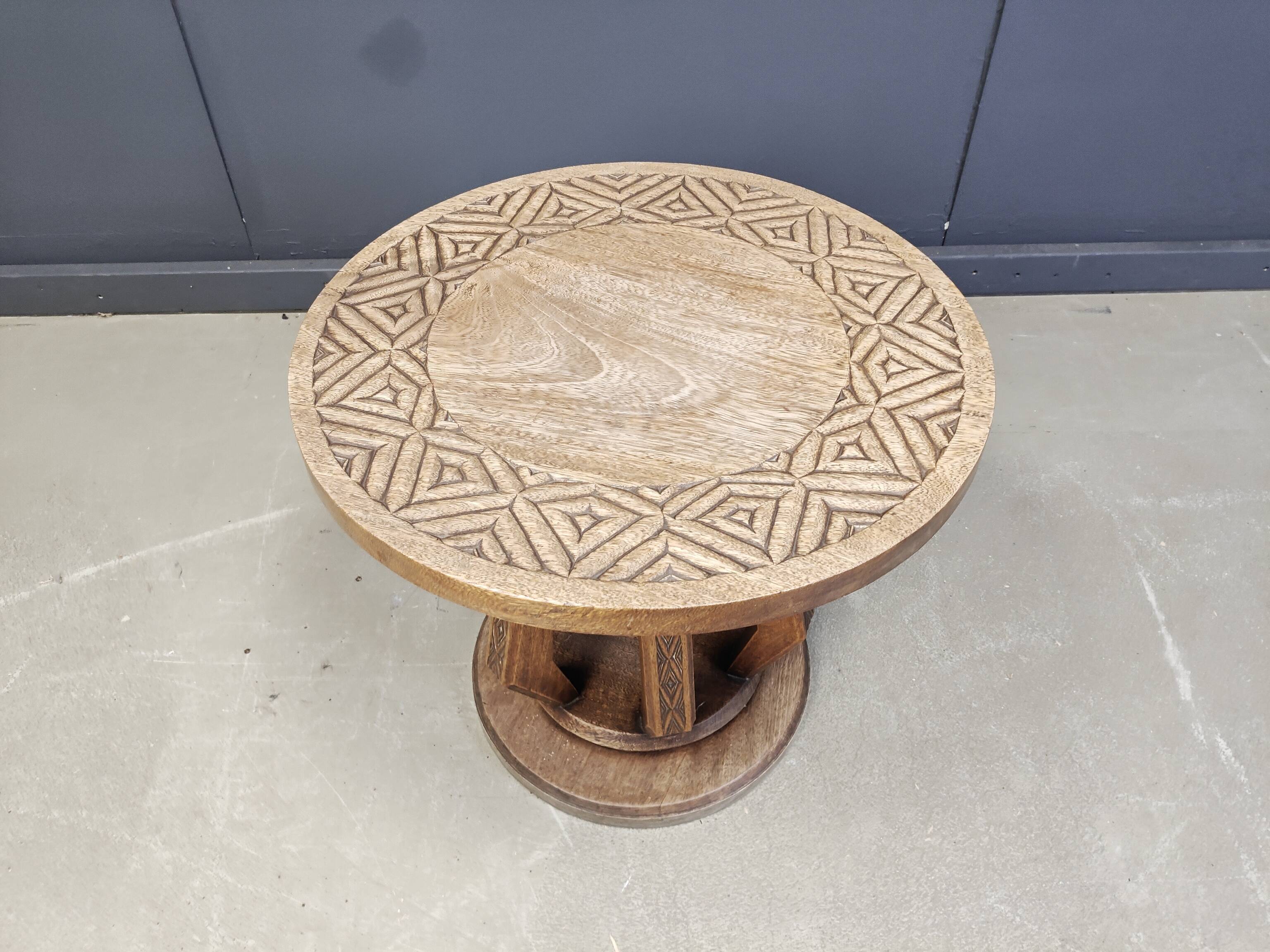 Fauteuil de chef cérémoniel africain avec table, en bois sculpté à la main, années 1960