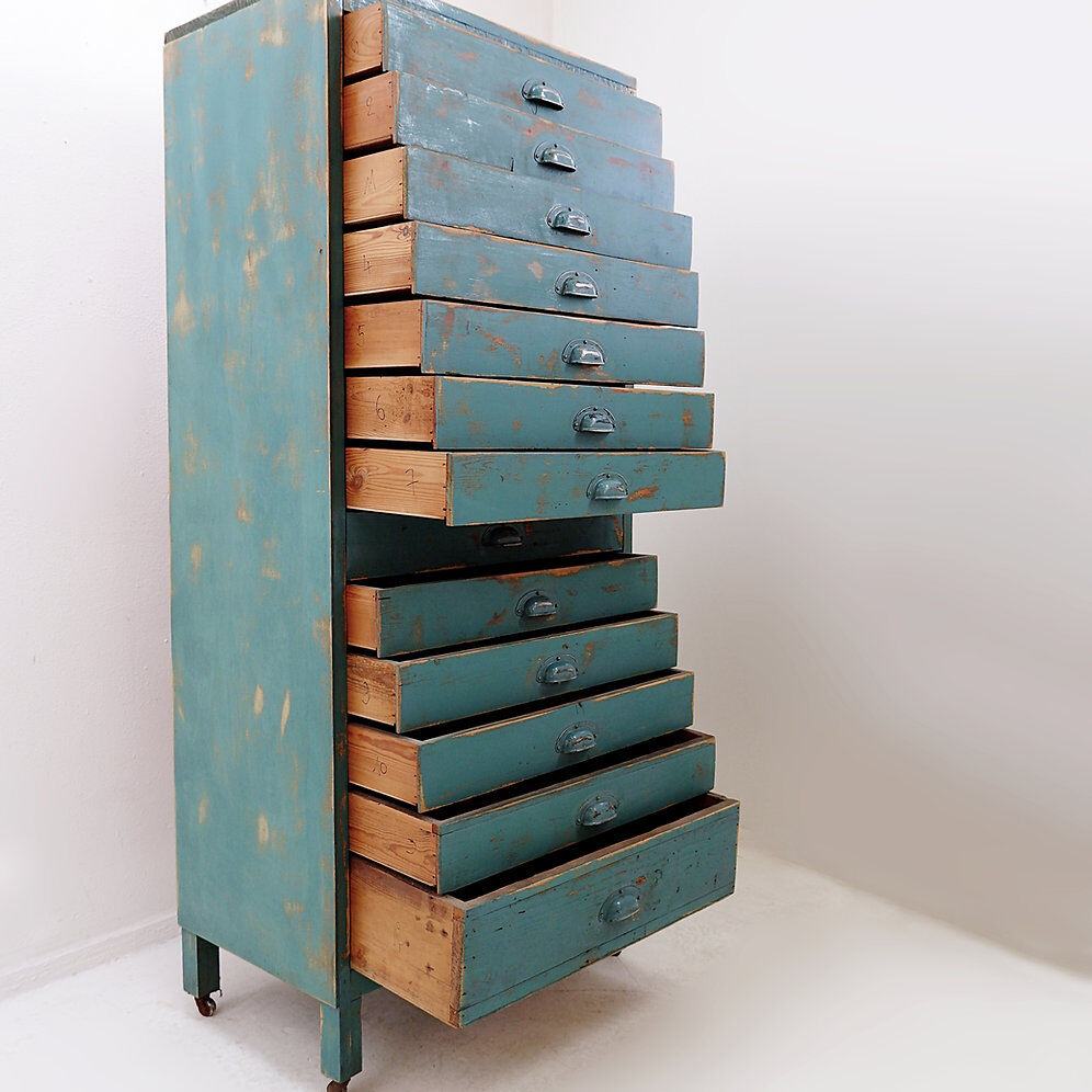 Industrial workshop furniture in pine with 12 drawers, circa 1940.