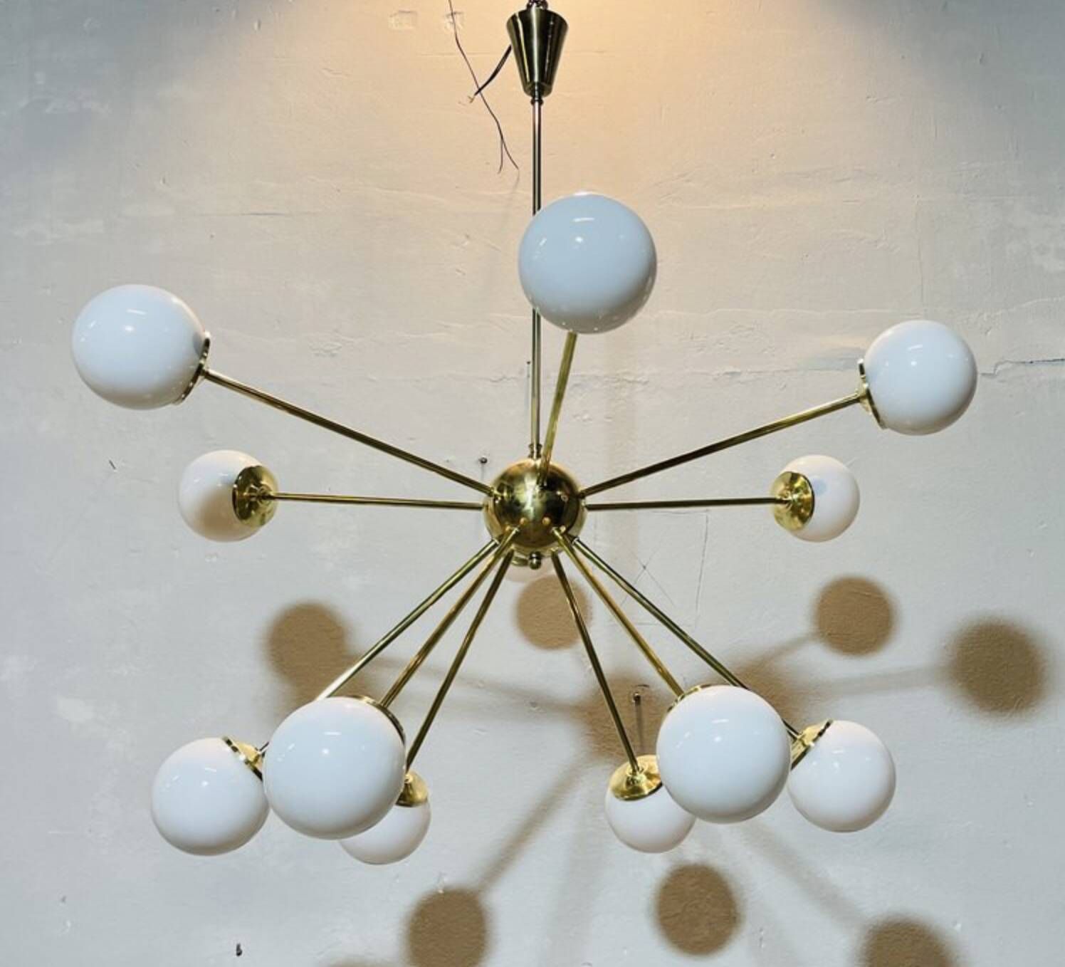 Lampadario Sputnik in ottone con sfera in bronzo e vetri opalini – Italia,