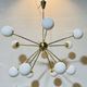 Lampadario Sputnik in ottone con sfera in bronzo e vetri opalini – Italia,