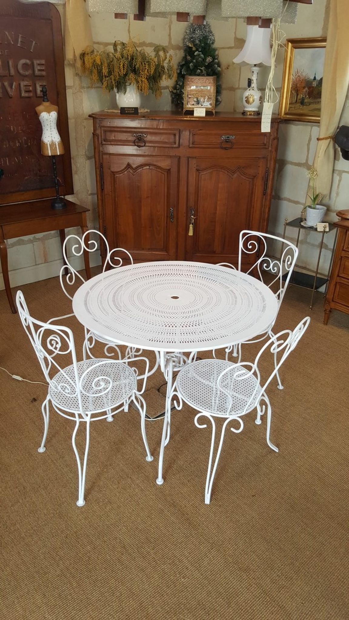 Garden furniture in wrought iron dating early twentieth