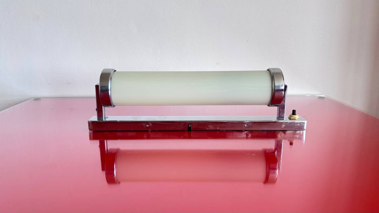 Functionalist wall lamp