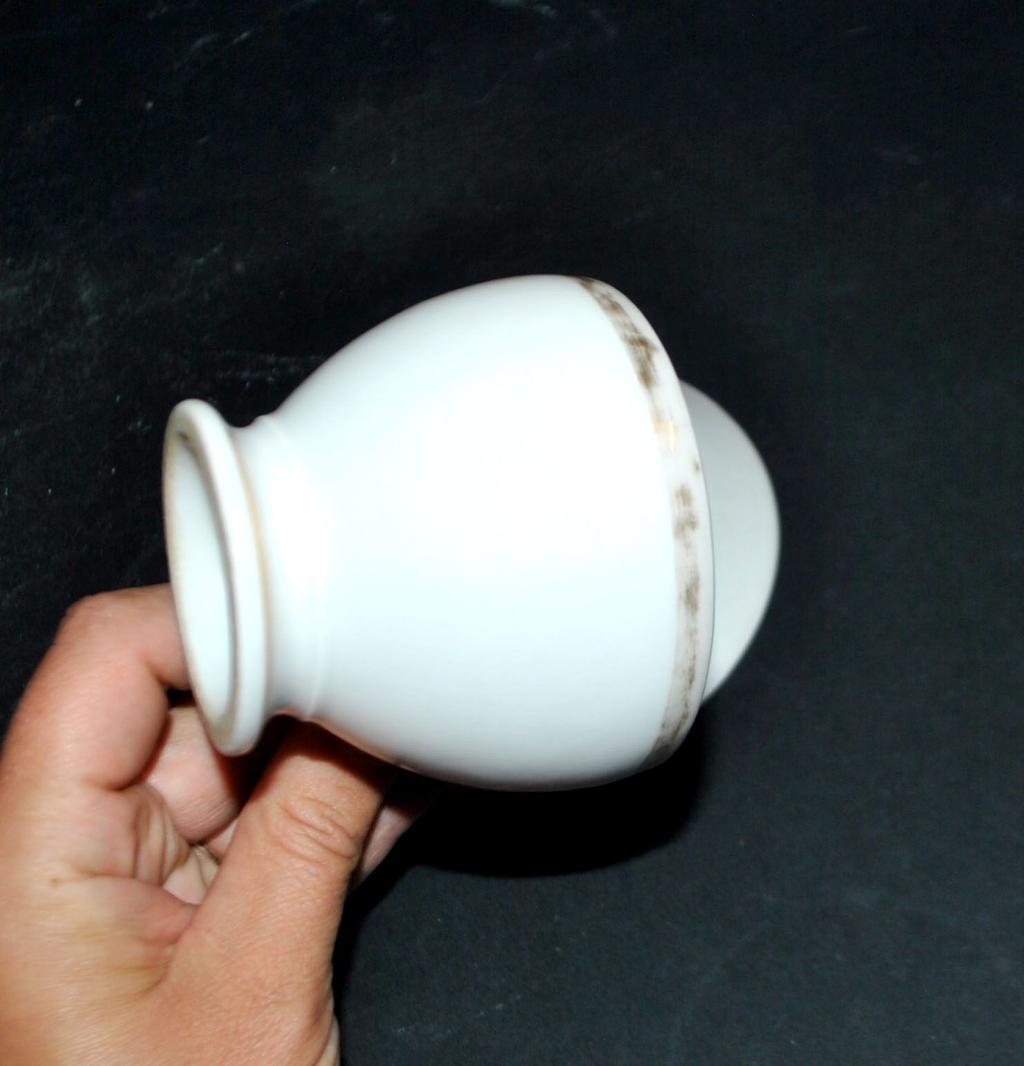 Paris porcelain – Antique round cup in soft porcelain with gold trim.
