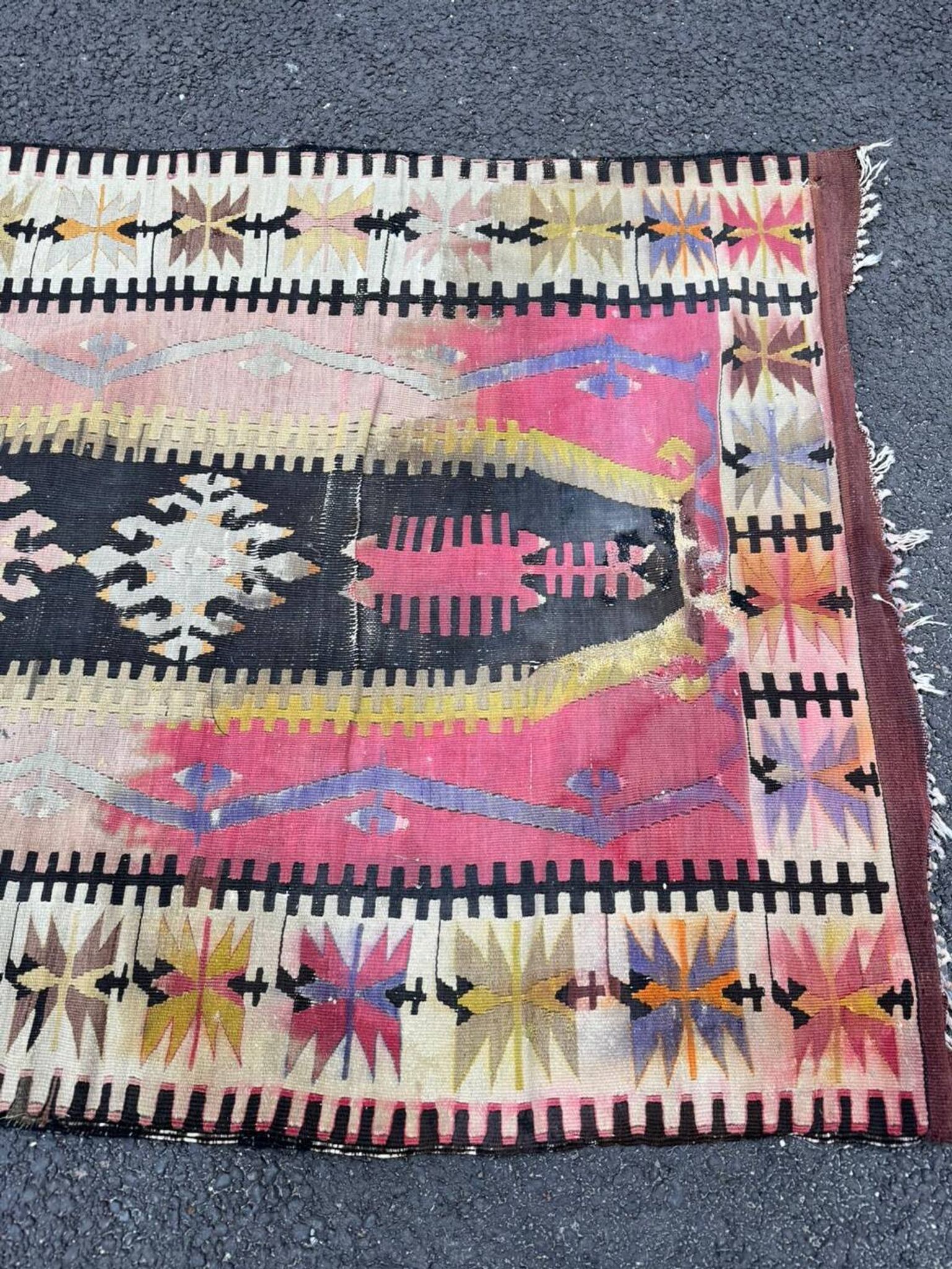 Ancien tapis kilim très patiné – 135 x 91 cm