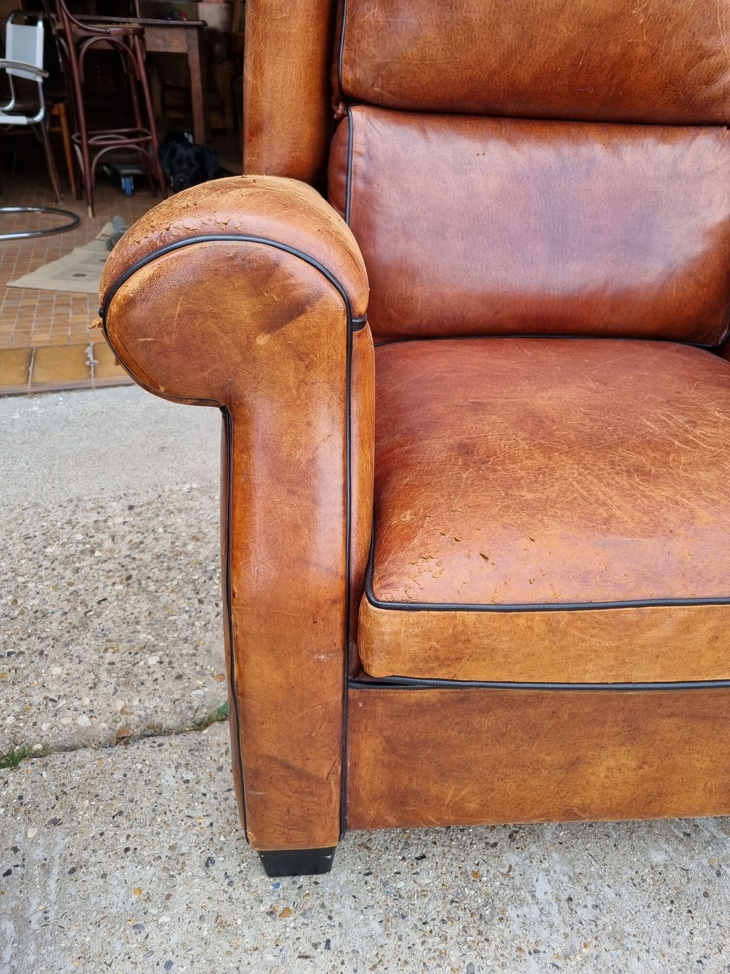 Paire de fauteuils club en cuir des années 1980