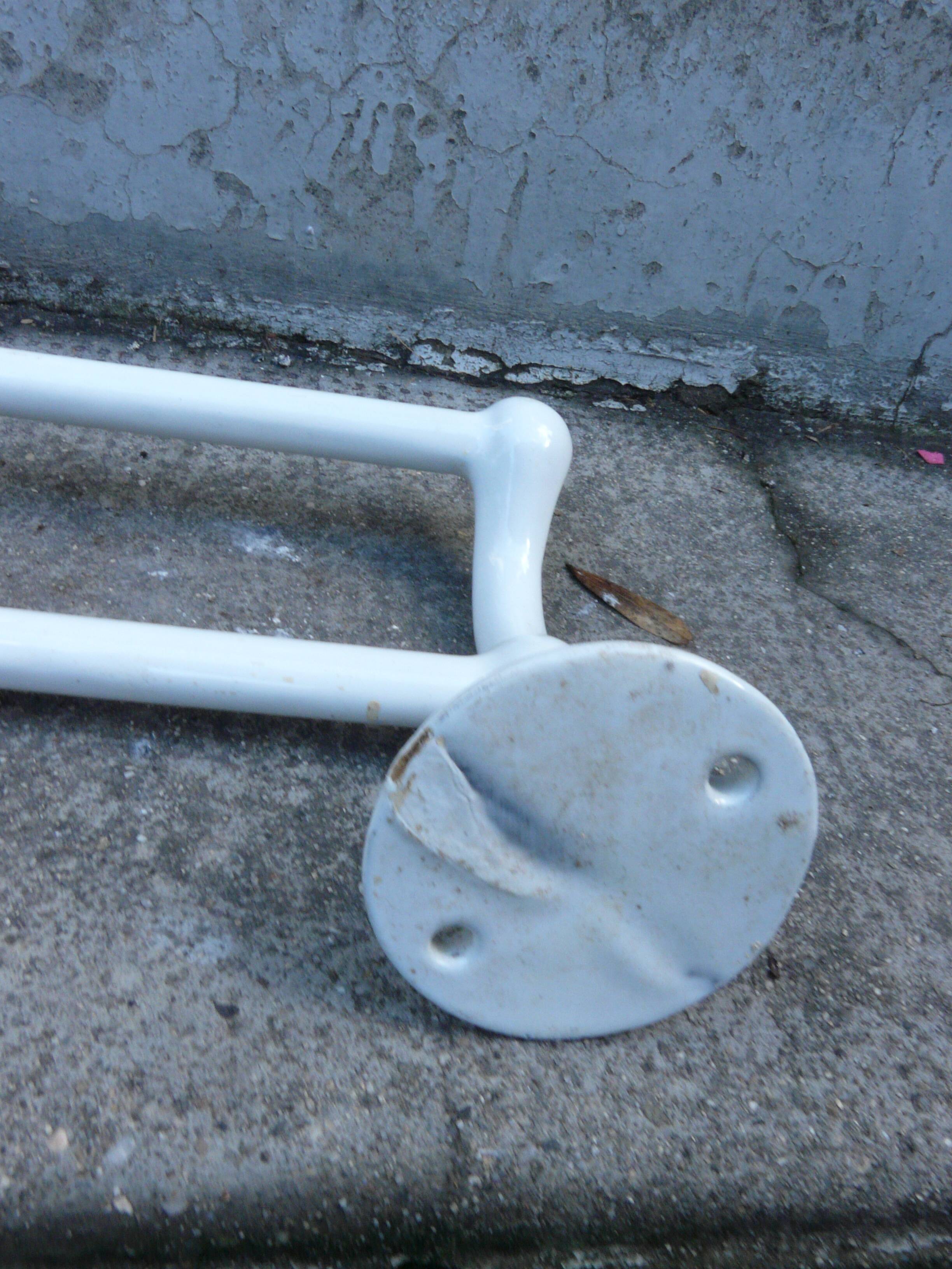 White double towel rack in enameled cast iron