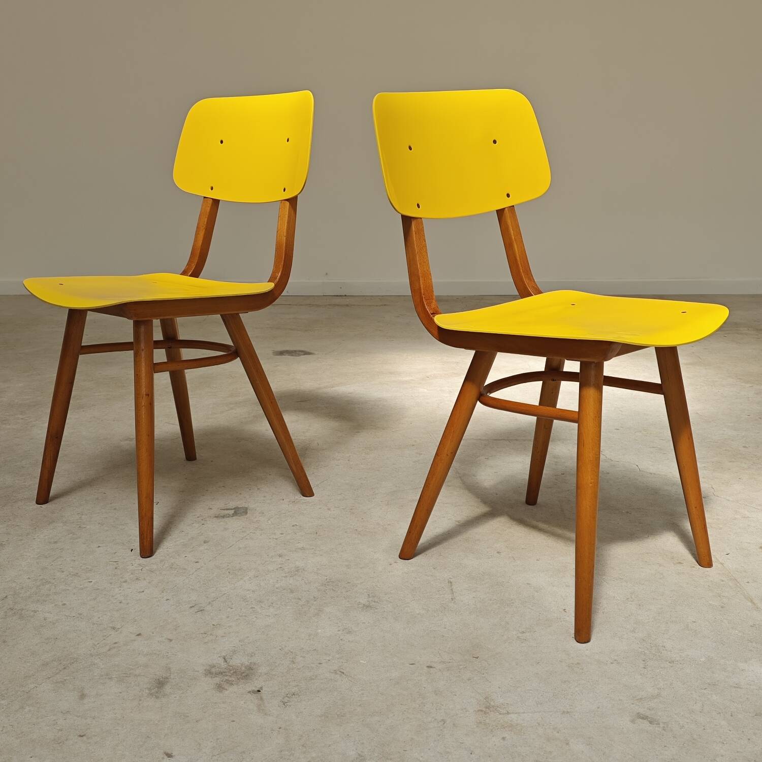 Pair of Ton Bystrice Thonet chairs in wood and yellow molded plastic