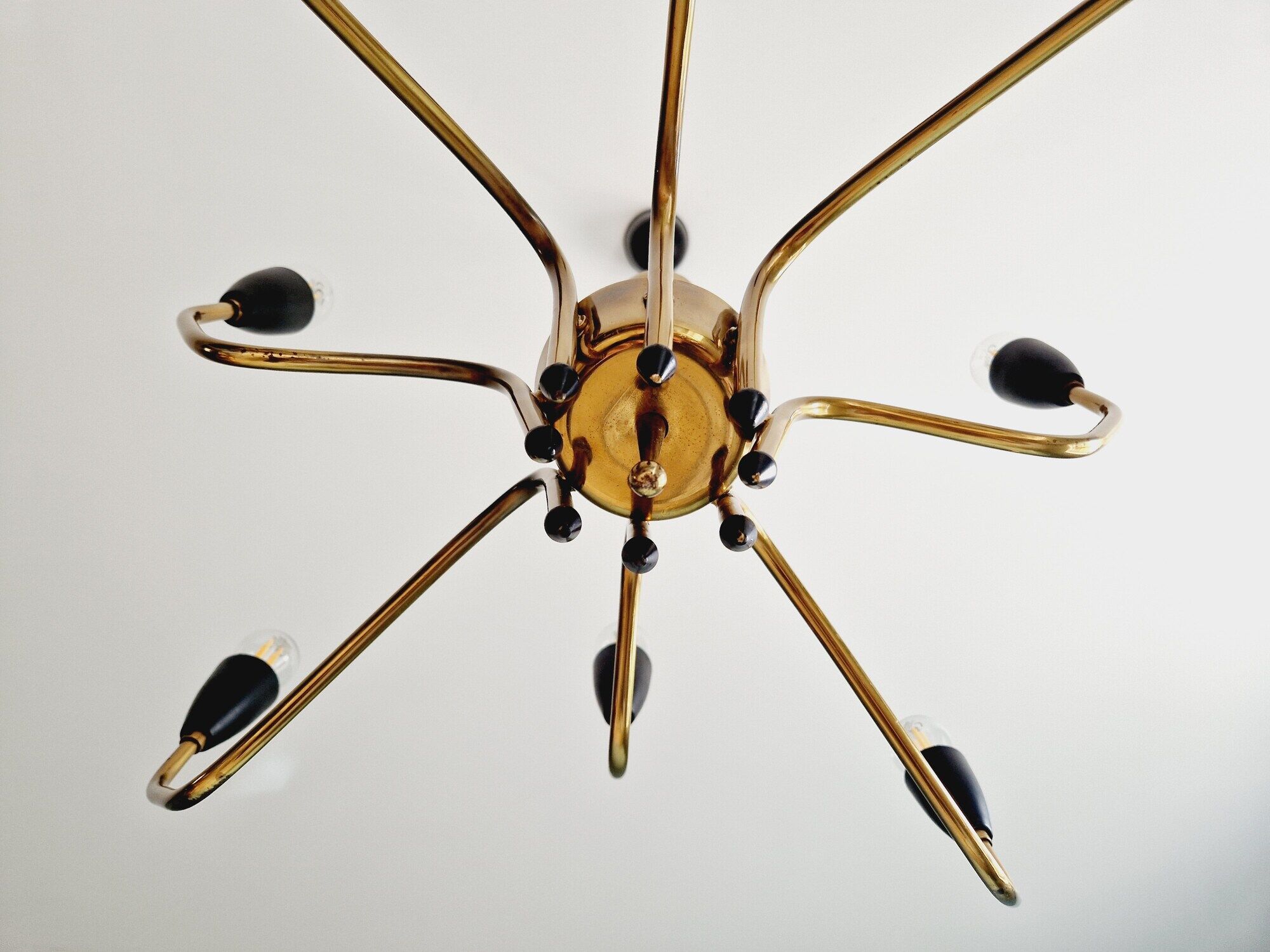 Spider chandelier in brass and black lacquered metal Italian design 1950s