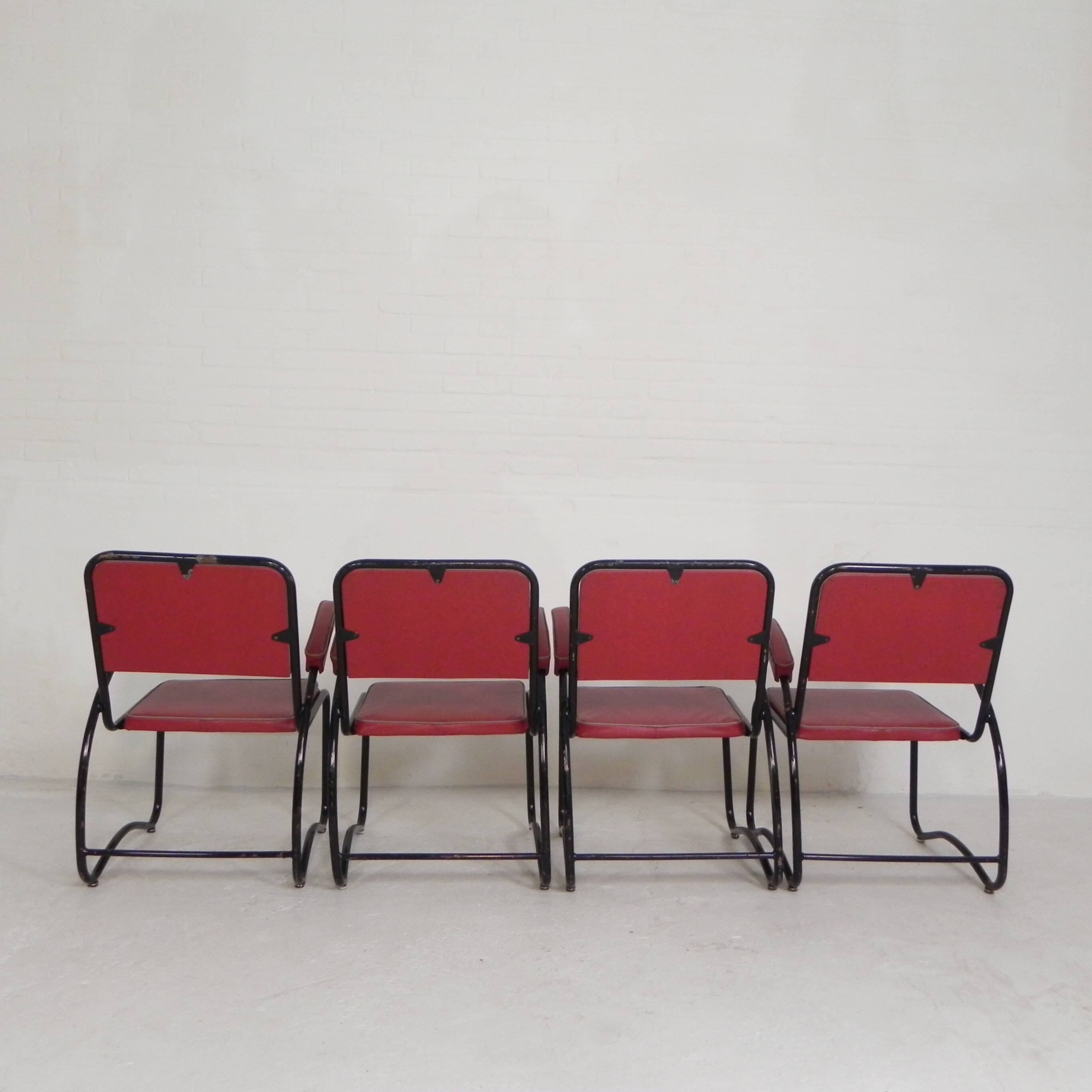 Set of 4 armchairs and a coffee table with tubular structure in Bauhaus style, 1950s.