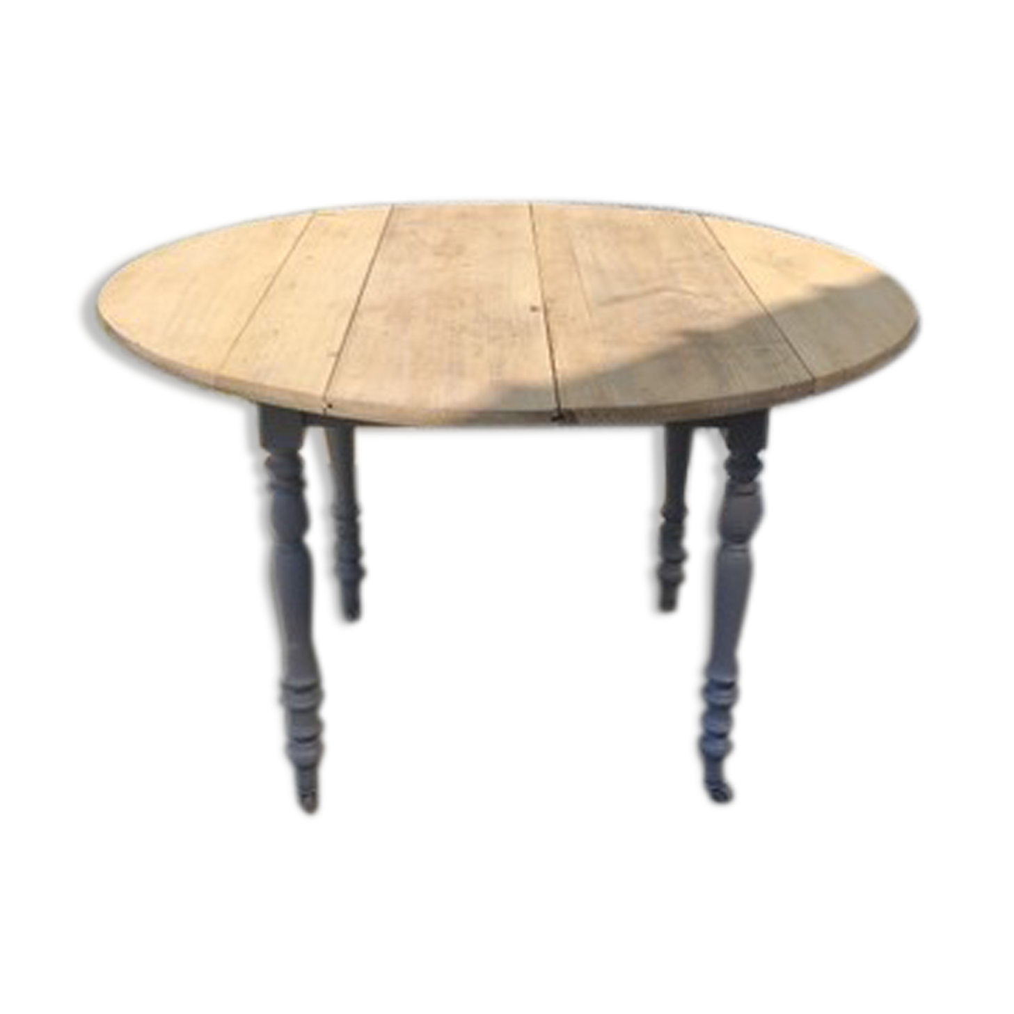 Roundtable with folding sides