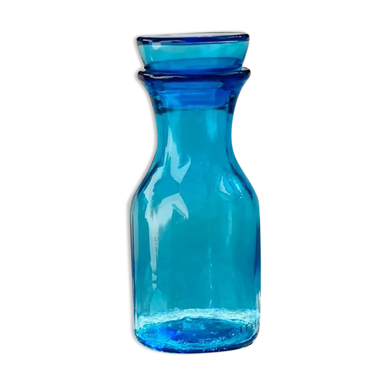 La carafe bleu en verre