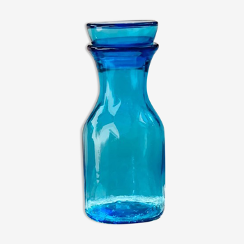 La carafe bleu en verre