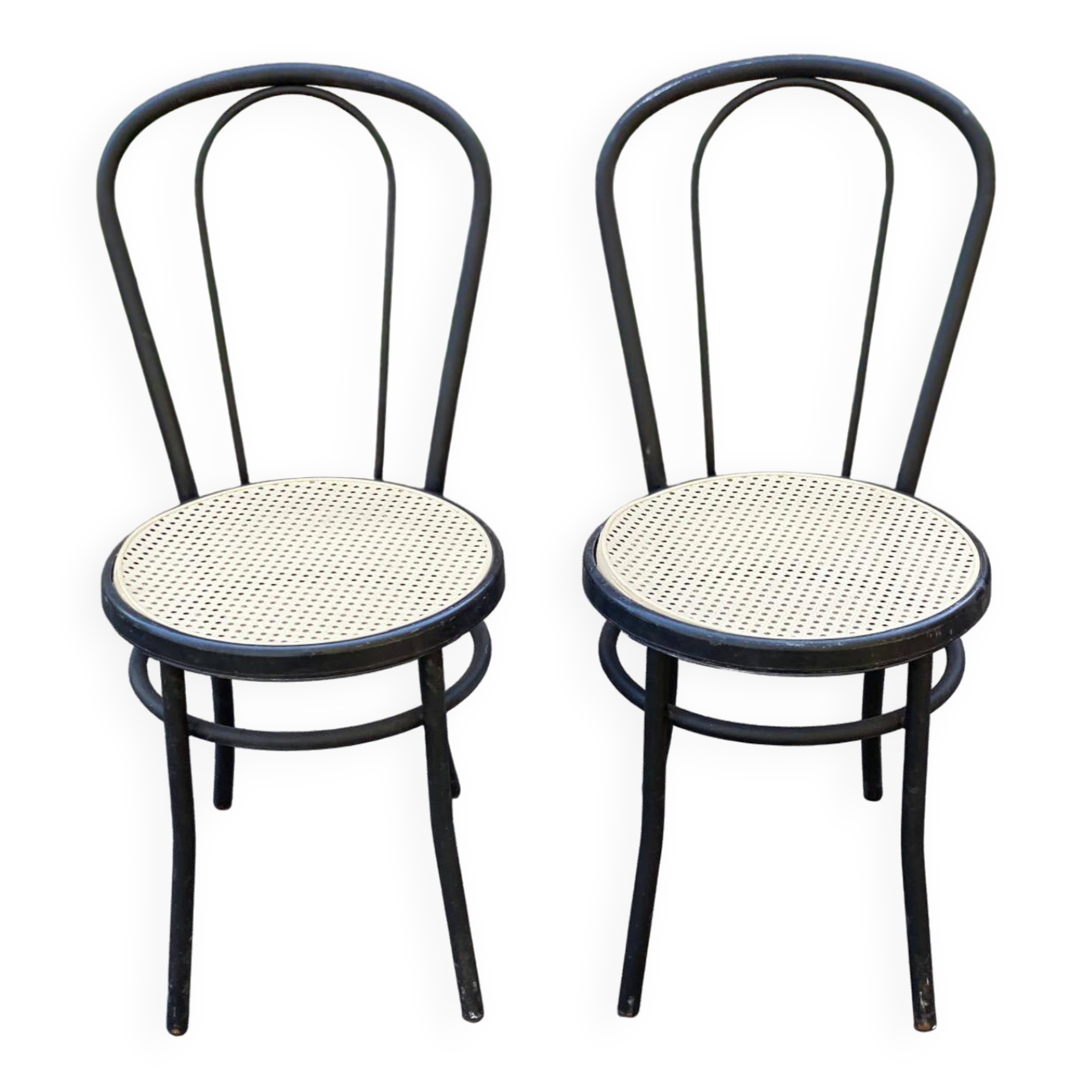 Paire de chaises de bistrot en acier noir et cannage plastique