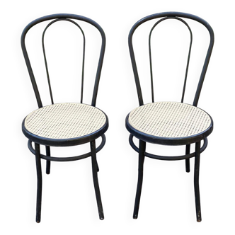 Paire de chaises de bistrot en acier noir et cannage plastique