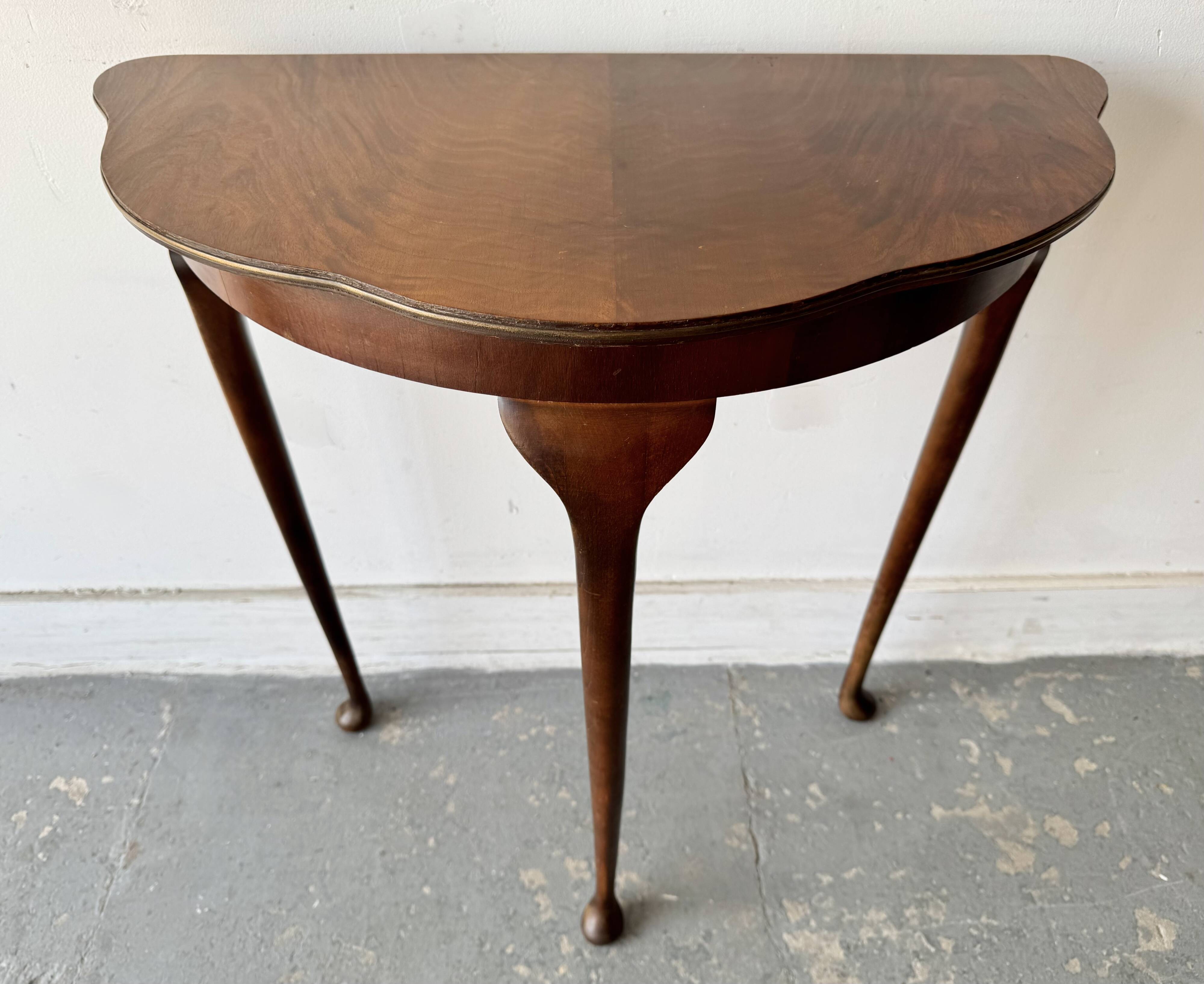 Table d'appoint demi-lune vintage avec garniture en laiton