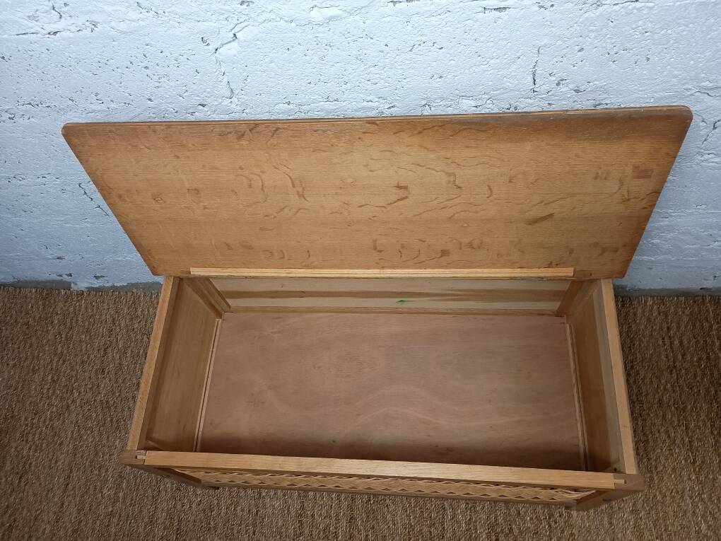 Coffre à jouets, banc en bois et rotin, années 60