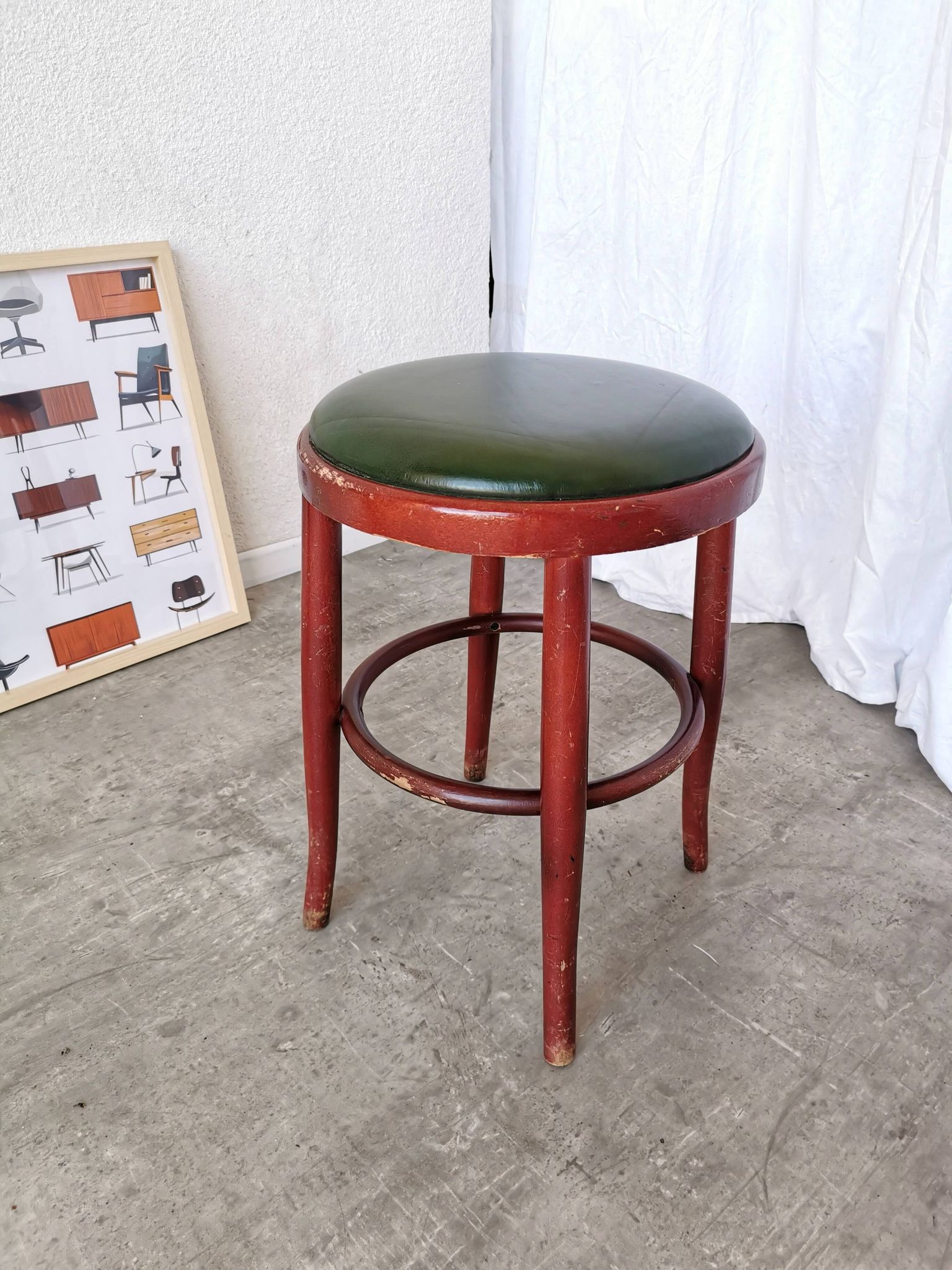 Tabouret de pub irlandais vintage : assise en cuir vert, bois courbé, style Thonet