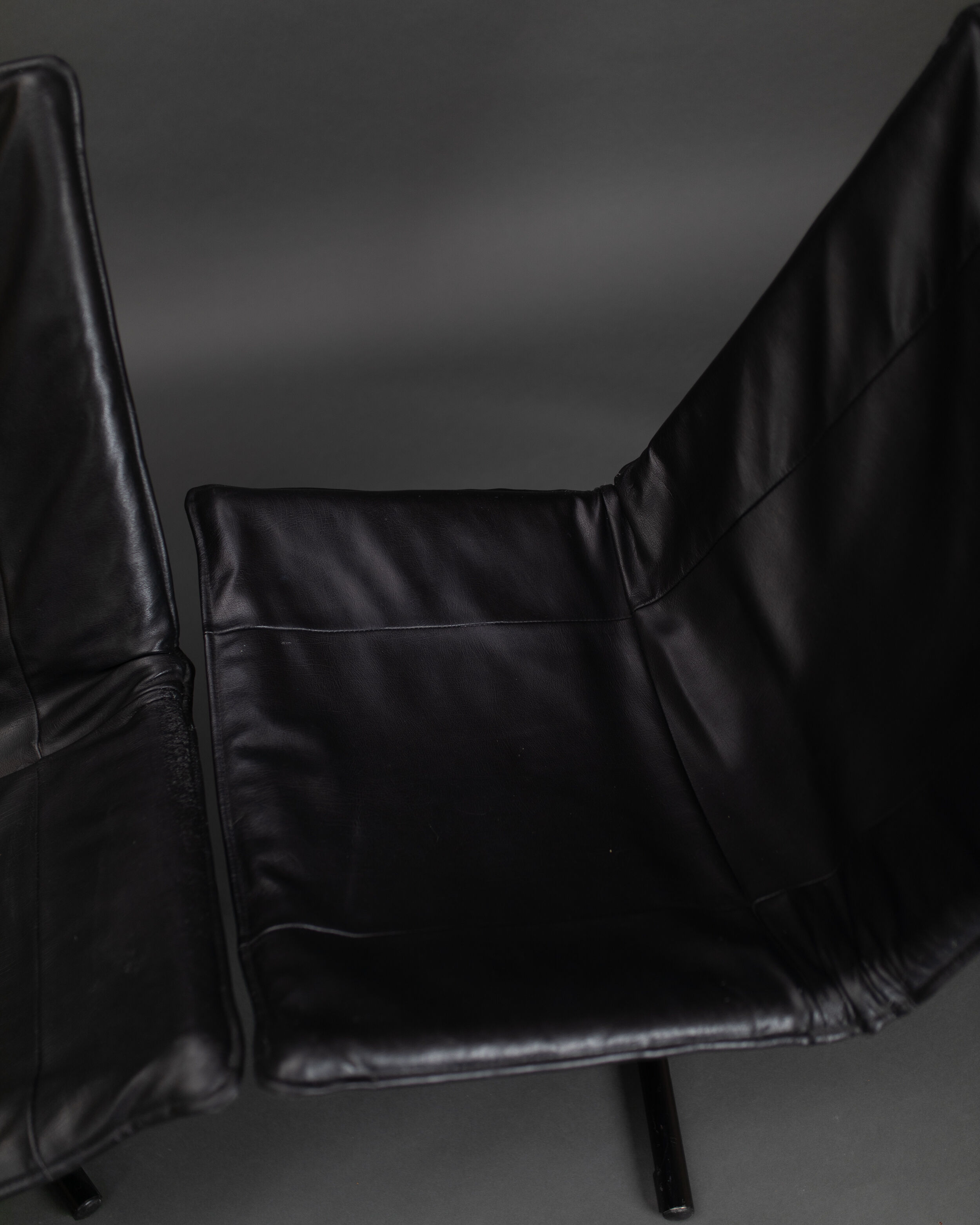 Paire de fauteuils en cuirs noirs 1980