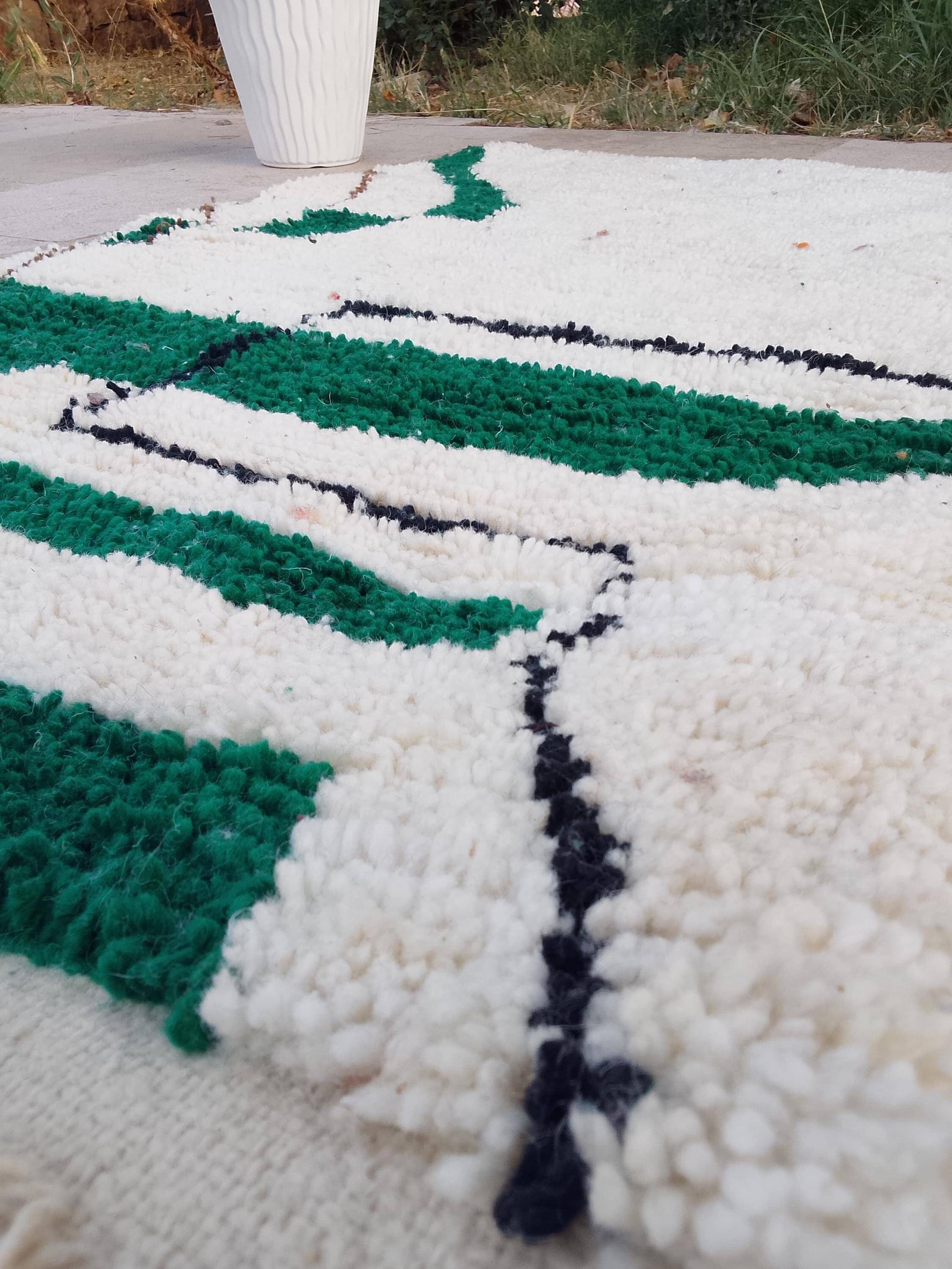 Large Moroccan wool rug 2.5 x 1.5 m